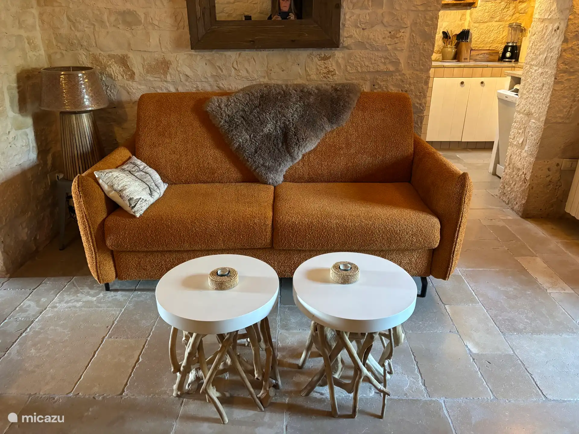 Salón con cómodo sofá cama para dos personas