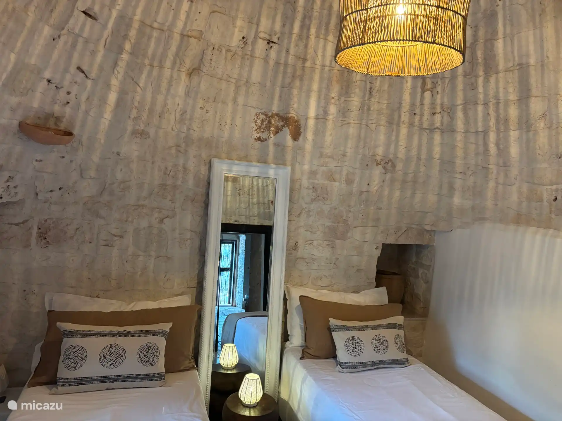 Dormitorio más agradable y tranquilo con dos camas individuales 