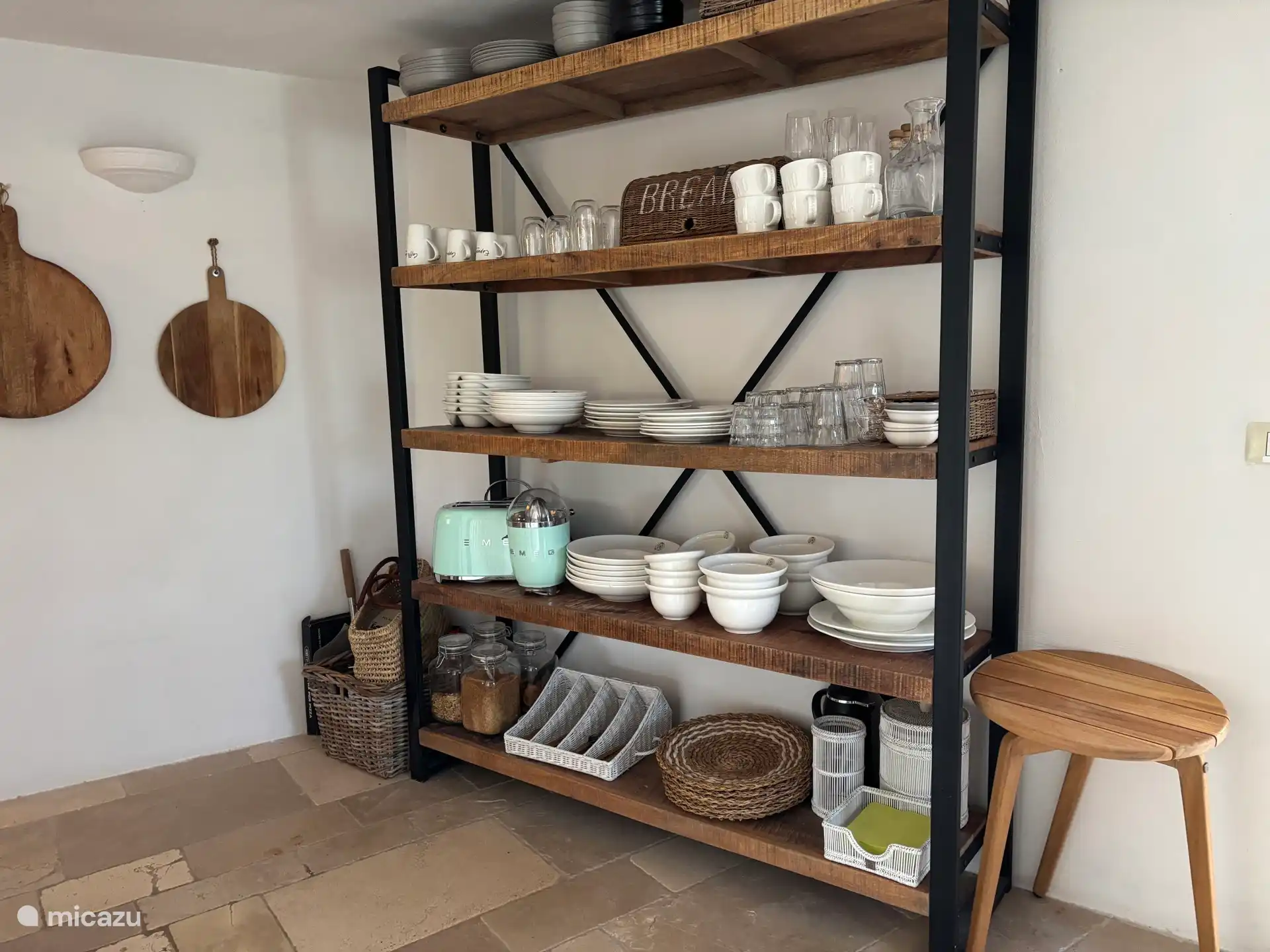 Hermosa vajilla y tostadora y exprimidor Smeg. 