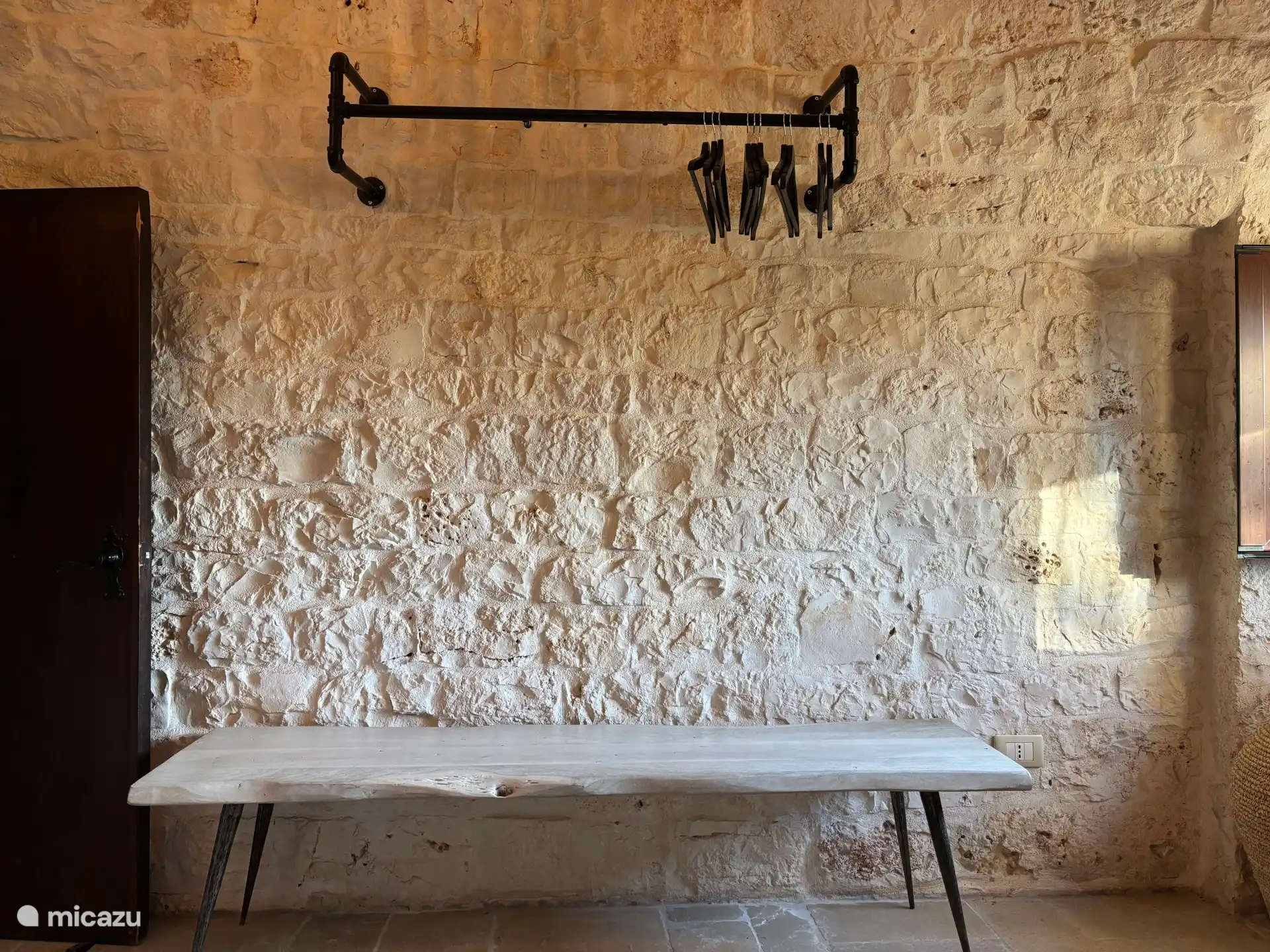 Un perchero y un banco para la maleta/carrito, etcétera, para colocarlos en ellos. 