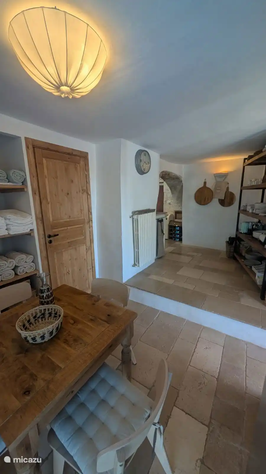 Puerta al baño y armario con toallas y toallas de piscina. 