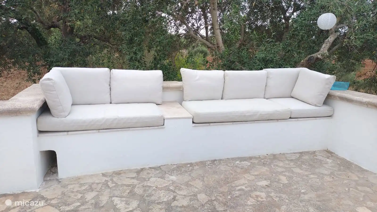 Sofá exterior agradable con cojines agradables