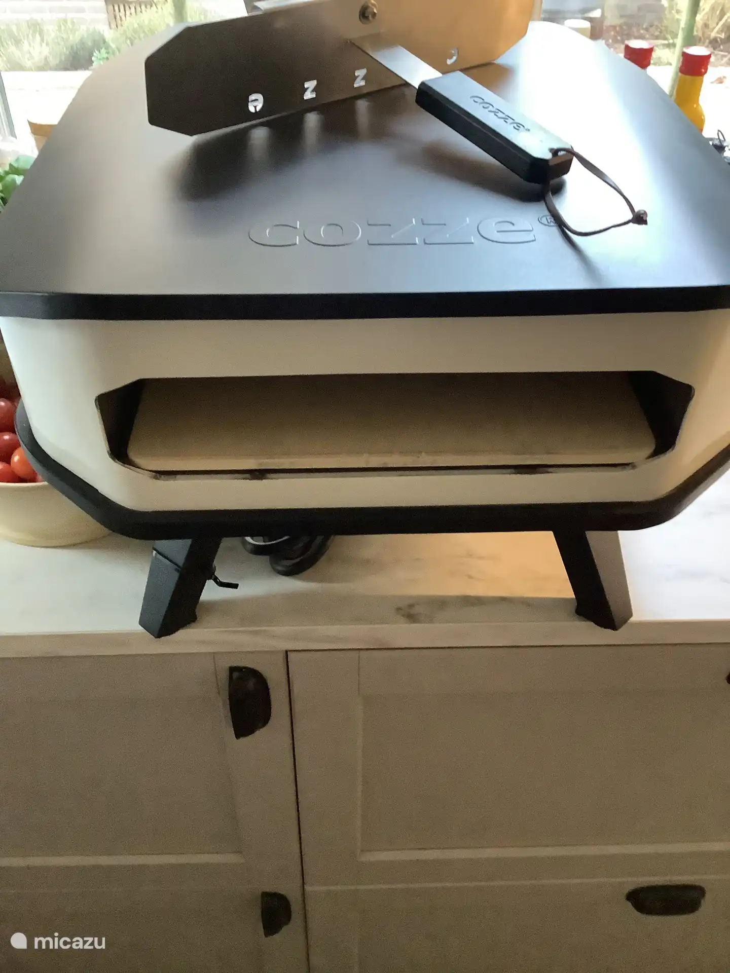 Une pizza fraîche est prête en un rien de temps dans ce four électrique à pizza prêt à l’extérieur, sur la terrasse. 