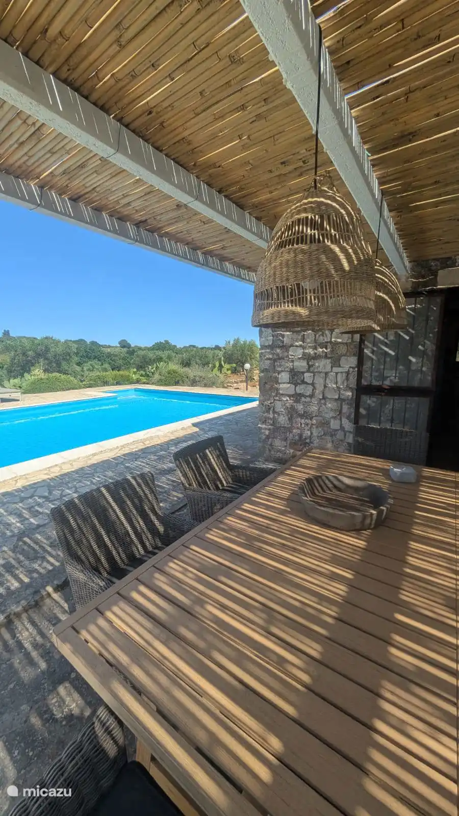 Un lugar encantador para comer al aire libre, con muchas sillas y unas vistas preciosas. 