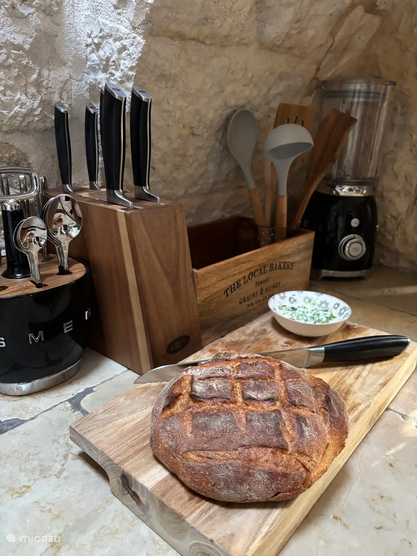 Un montón de buenos utensilios de cocina disponibles 