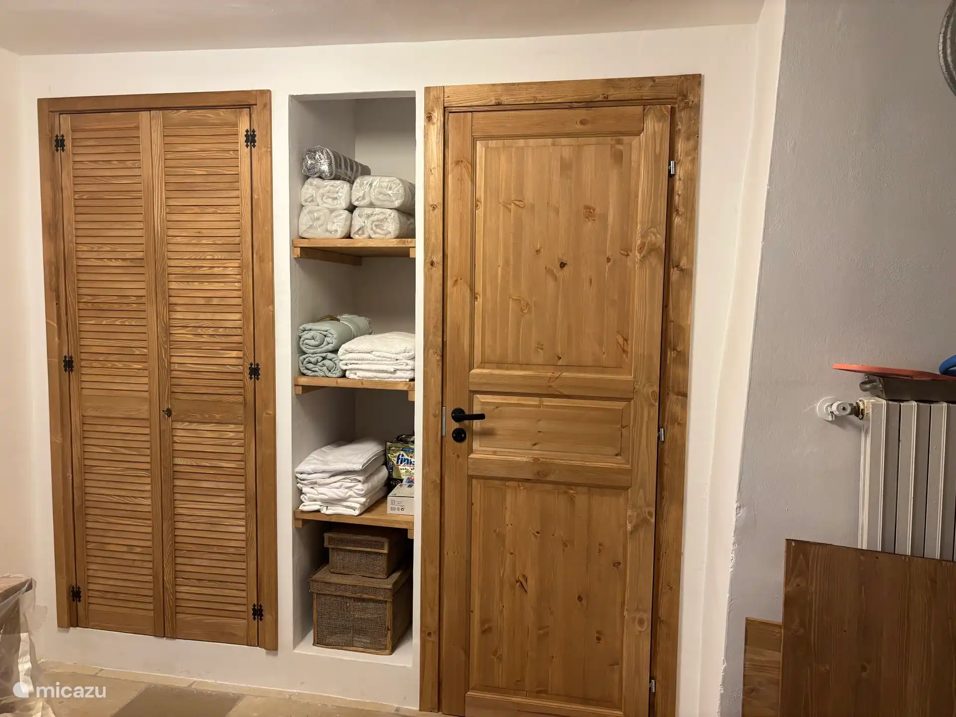 Abre el armario con muchas toallas Walra. 