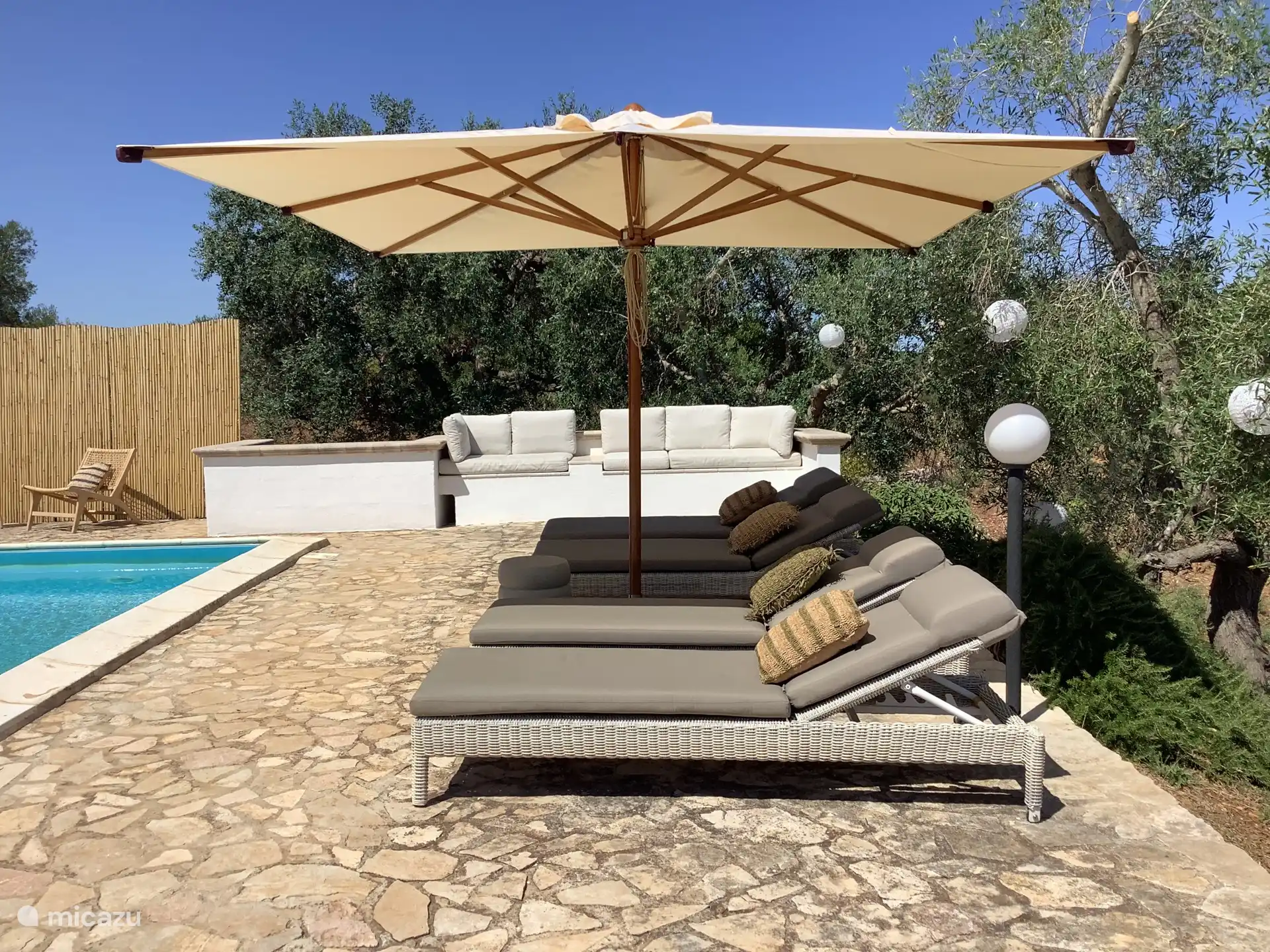 Piscina con tumbonas y sofá 