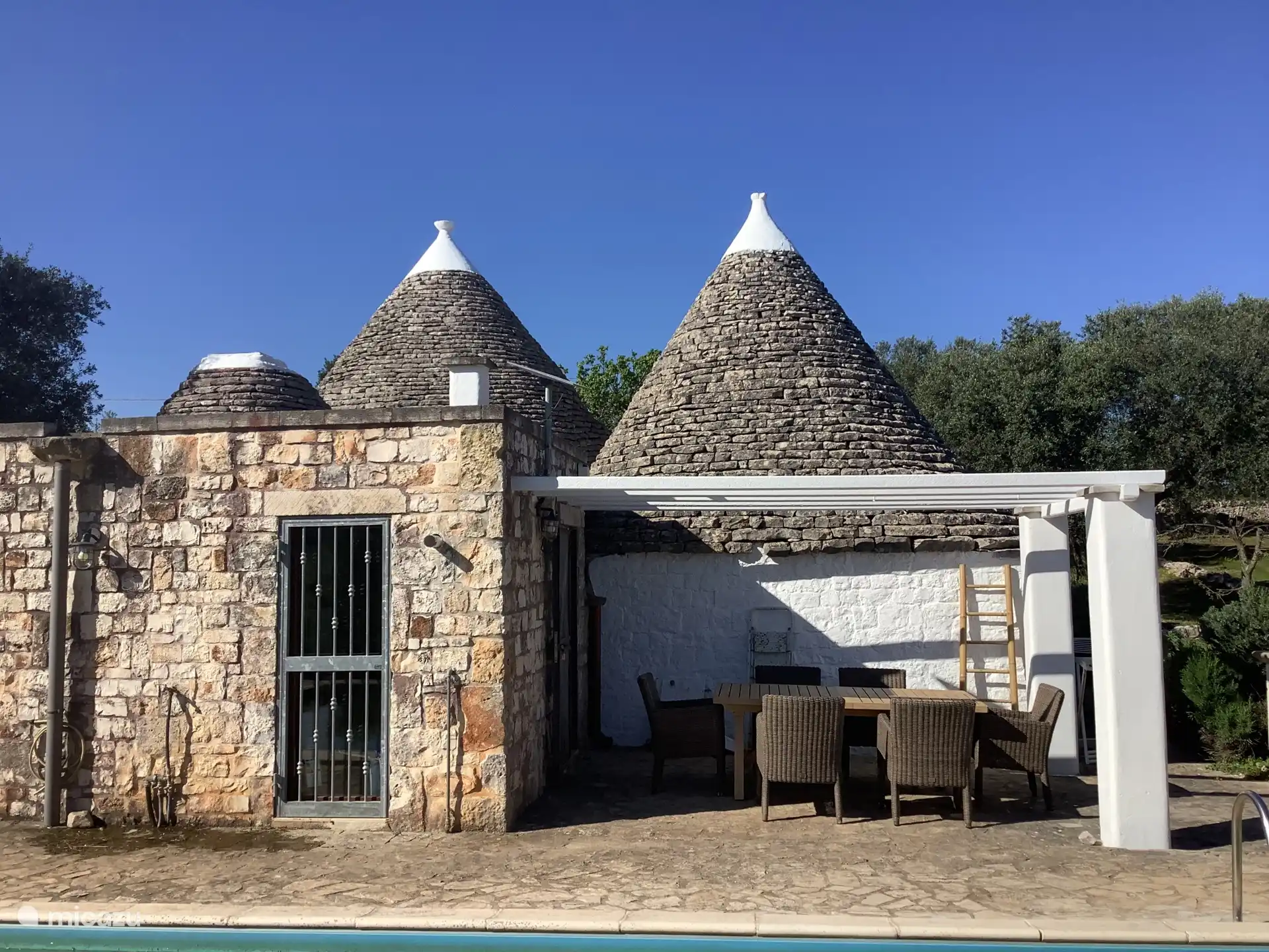 Parte trasera con vistas a la piscina 