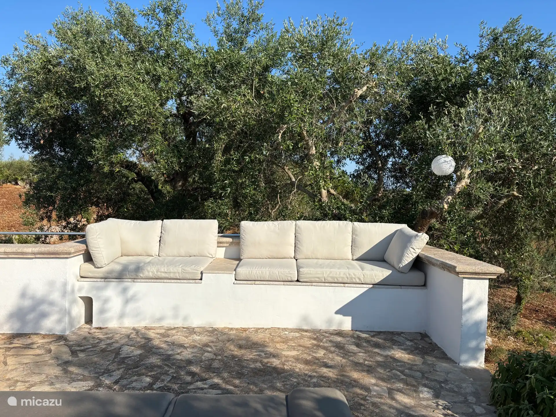 Heerlijke relax bank met natuurlijke schaduw van de olijfbomen. 