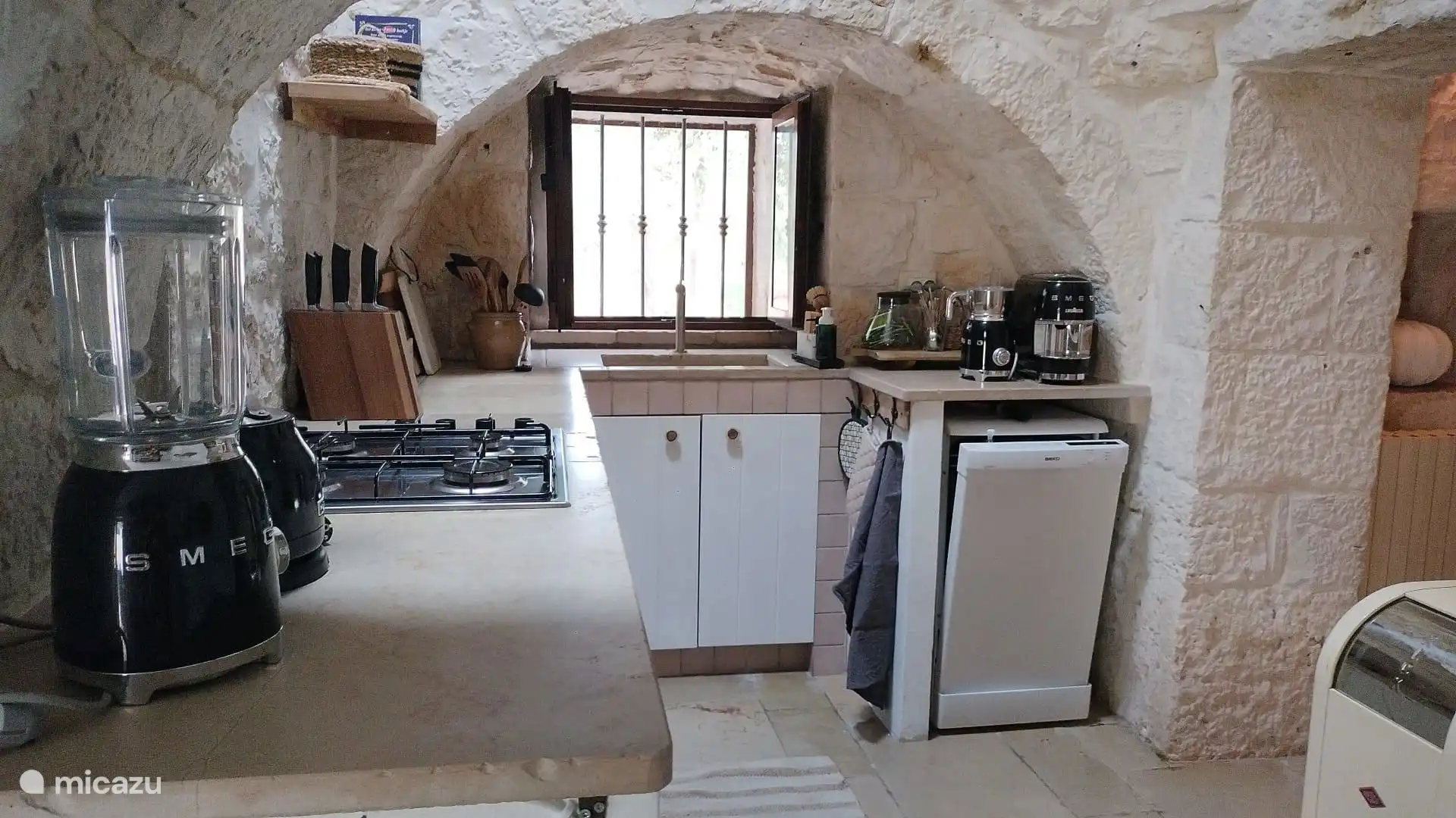 Cocina con microondas, horno, lavavajillas y electrodomésticos Smeg 