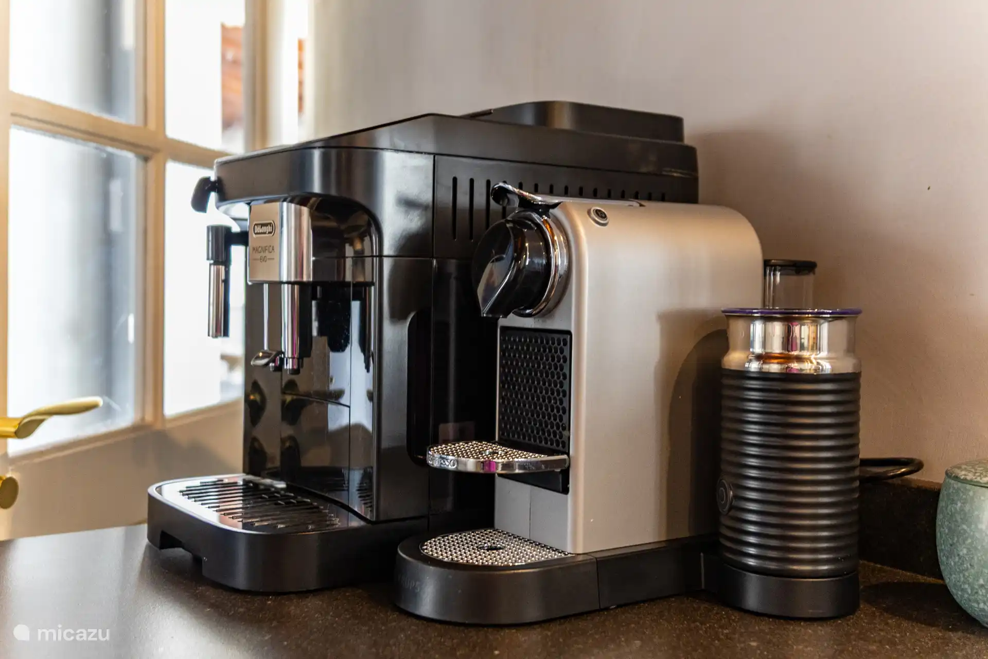 Frischer Kaffee oder Cappuccino aus frischen Bohnen oder ein schneller Nespresso.