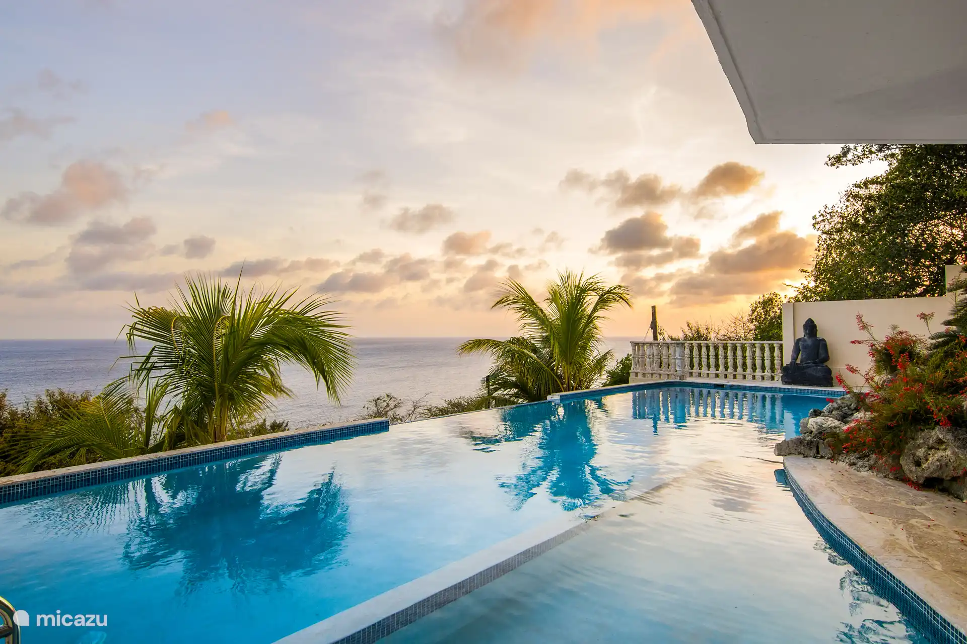 Wunderschön angelegter Swimmingpool in einem tropischen Garten mit faszinierender Aussicht.