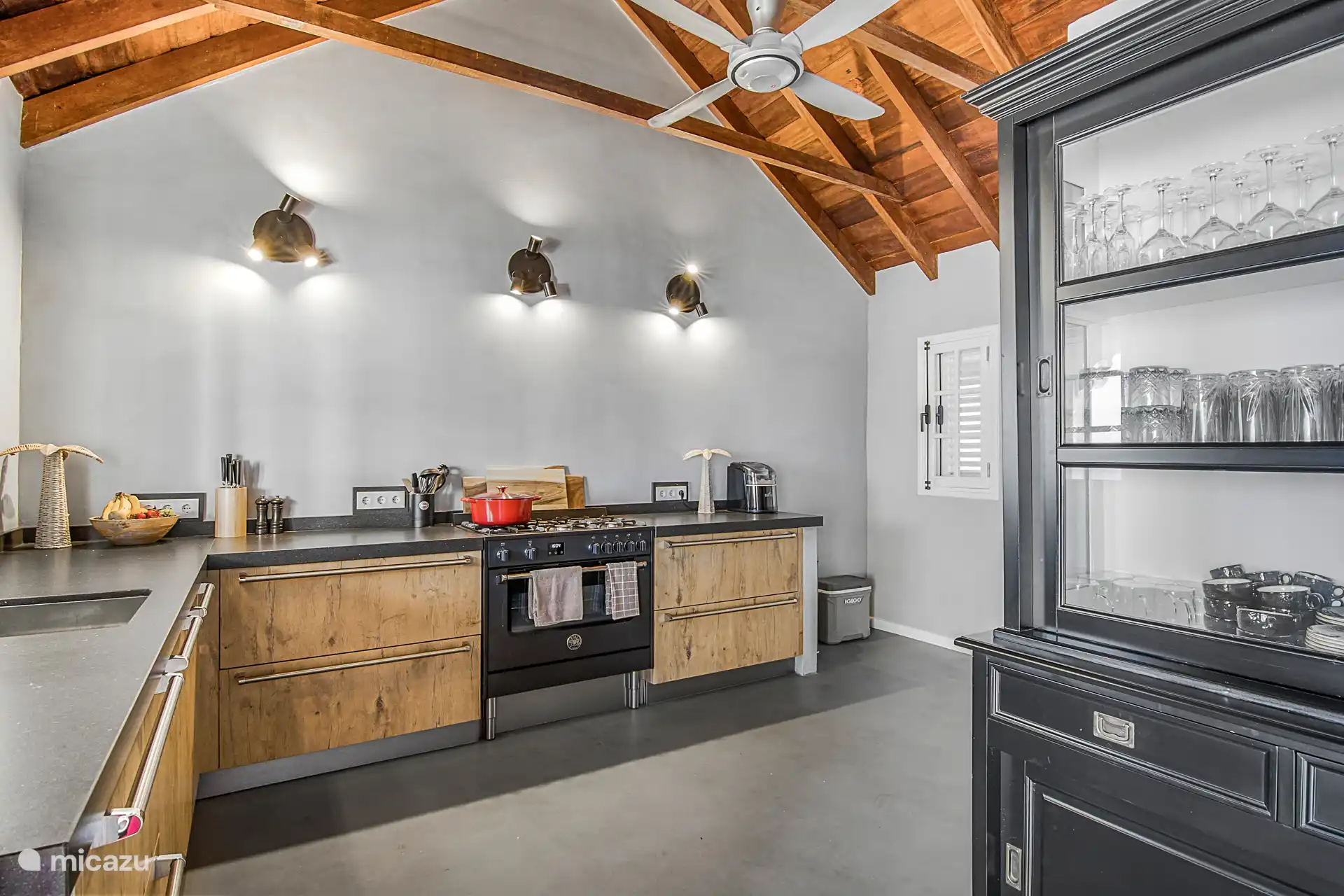 Luxuriöse Küche komplett ausgestattet.