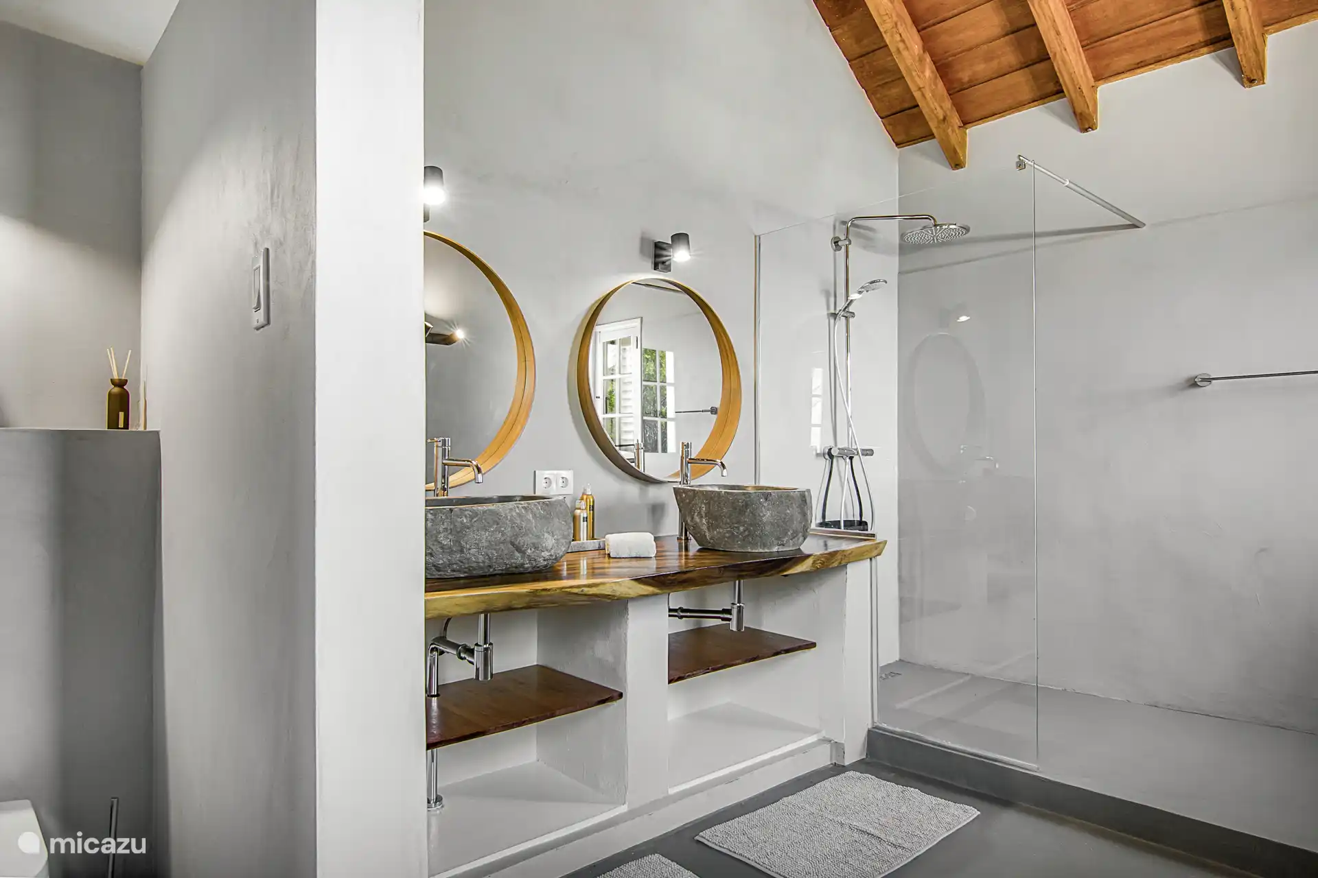 Schönes Badezimmer im Hauptschlafzimmer