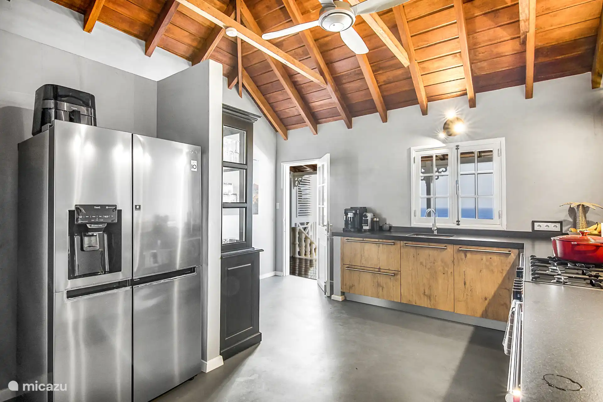 Luxuriöse Küche komplett ausgestattet.