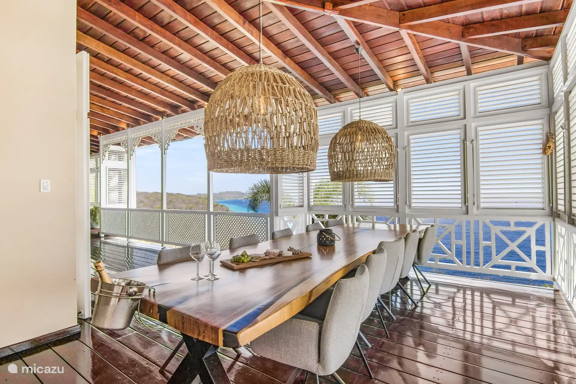 Speisen Sie mit einer kühlenden Brise und Blick auf das azurblaue Meer.