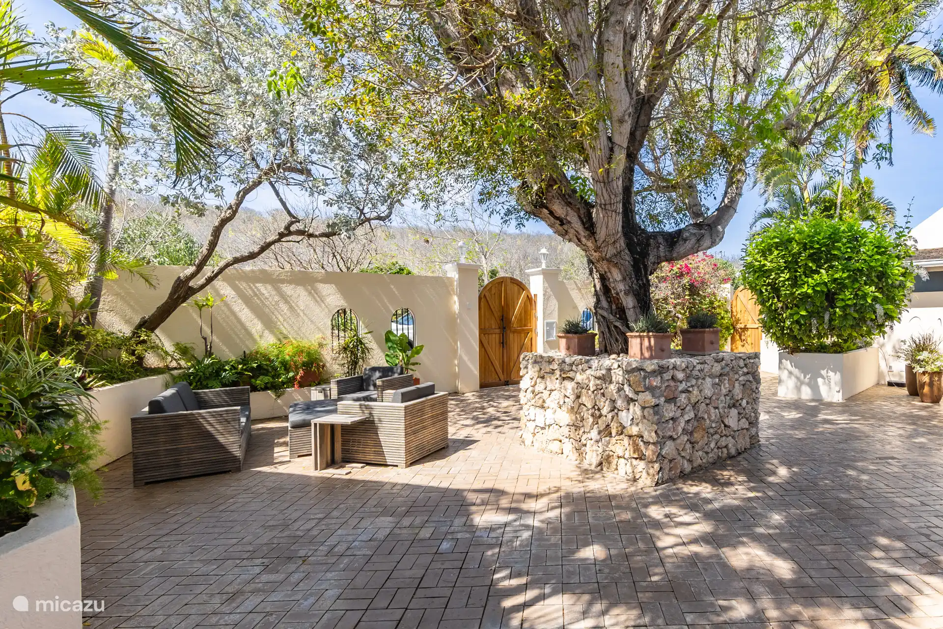 Hofgarten mit Sitzgelegenheiten, genießen Sie den Schatten und die kühle Brise.