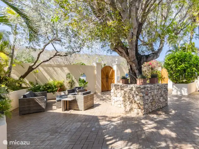 Villa Playa Hundu | Curaçao, Banda Abou (ouest), Santa Martha - villa Jardin de cour avec sièges, profitez de l’ombre et de la brise fraîche.