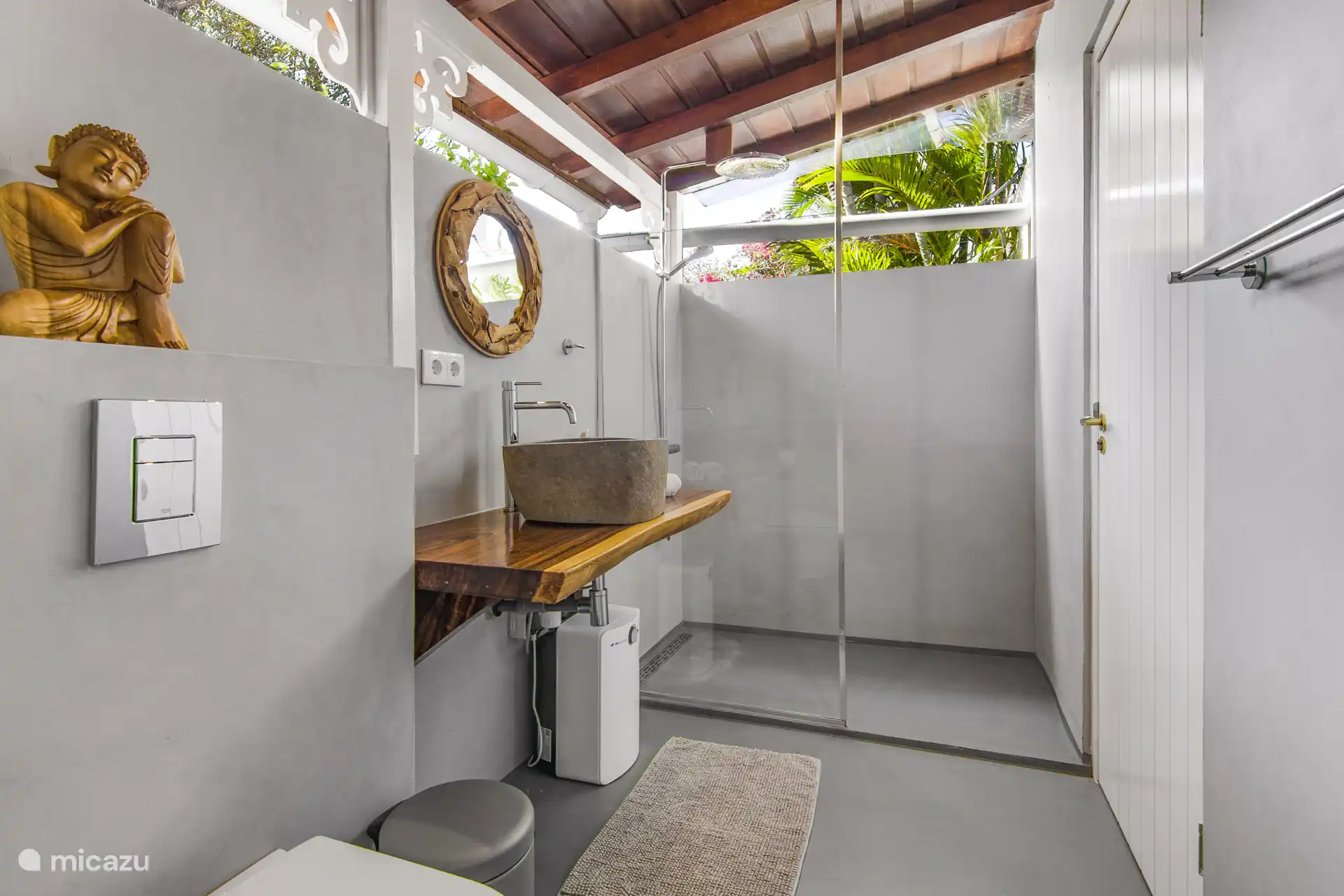 Halboffenes privates Badezimmer im Schlafzimmer