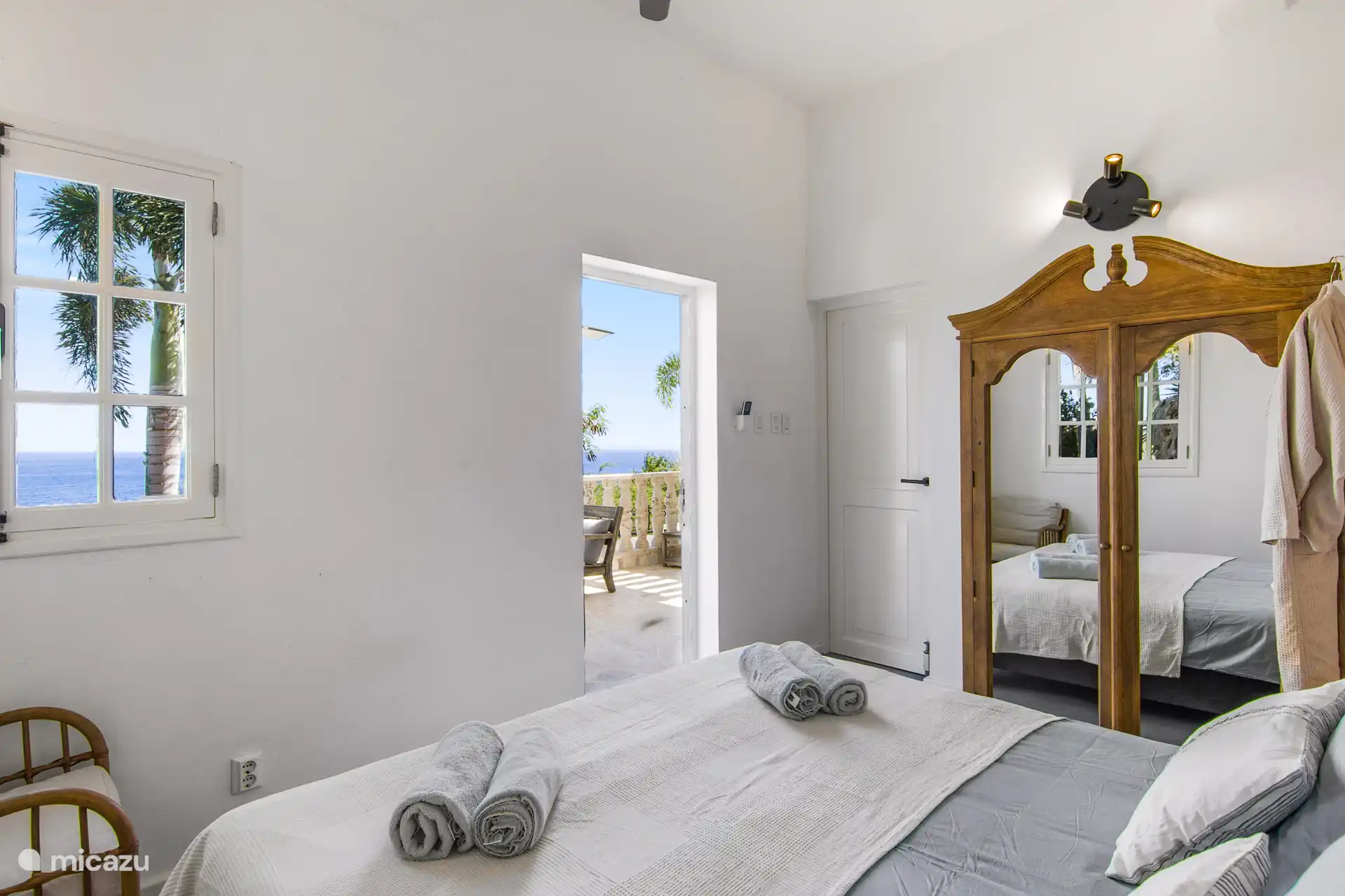 Schlafzimmer 5 von 5 im Erdgeschoss mit eigenem Bad und privatem Sitzbereich im Freien.