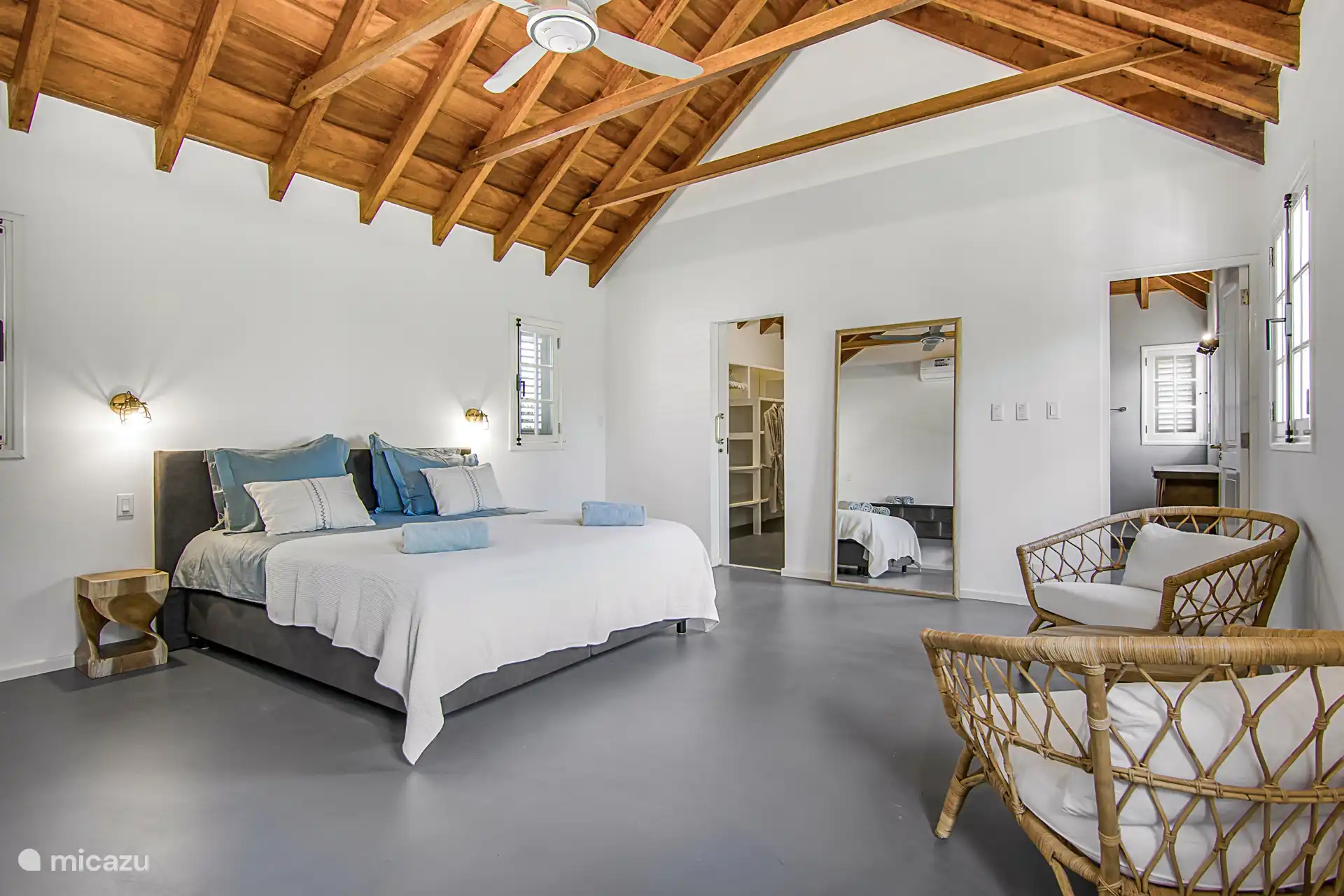 Geräumiges Schlafzimmer 1 von 5, mit Klimaanlage, Ventilator und begehbarem Kleiderschrank mit eigenem Luxusbad.