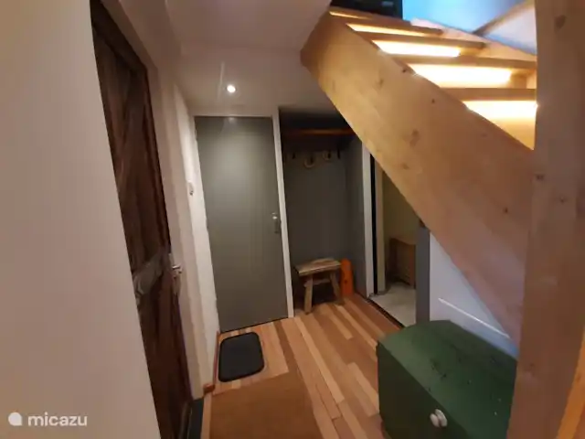 casa vacacional en Países Bajos, Güeldres, Dodewaard – La nuez diminuta Escalera con iluminación automática de escaleras.