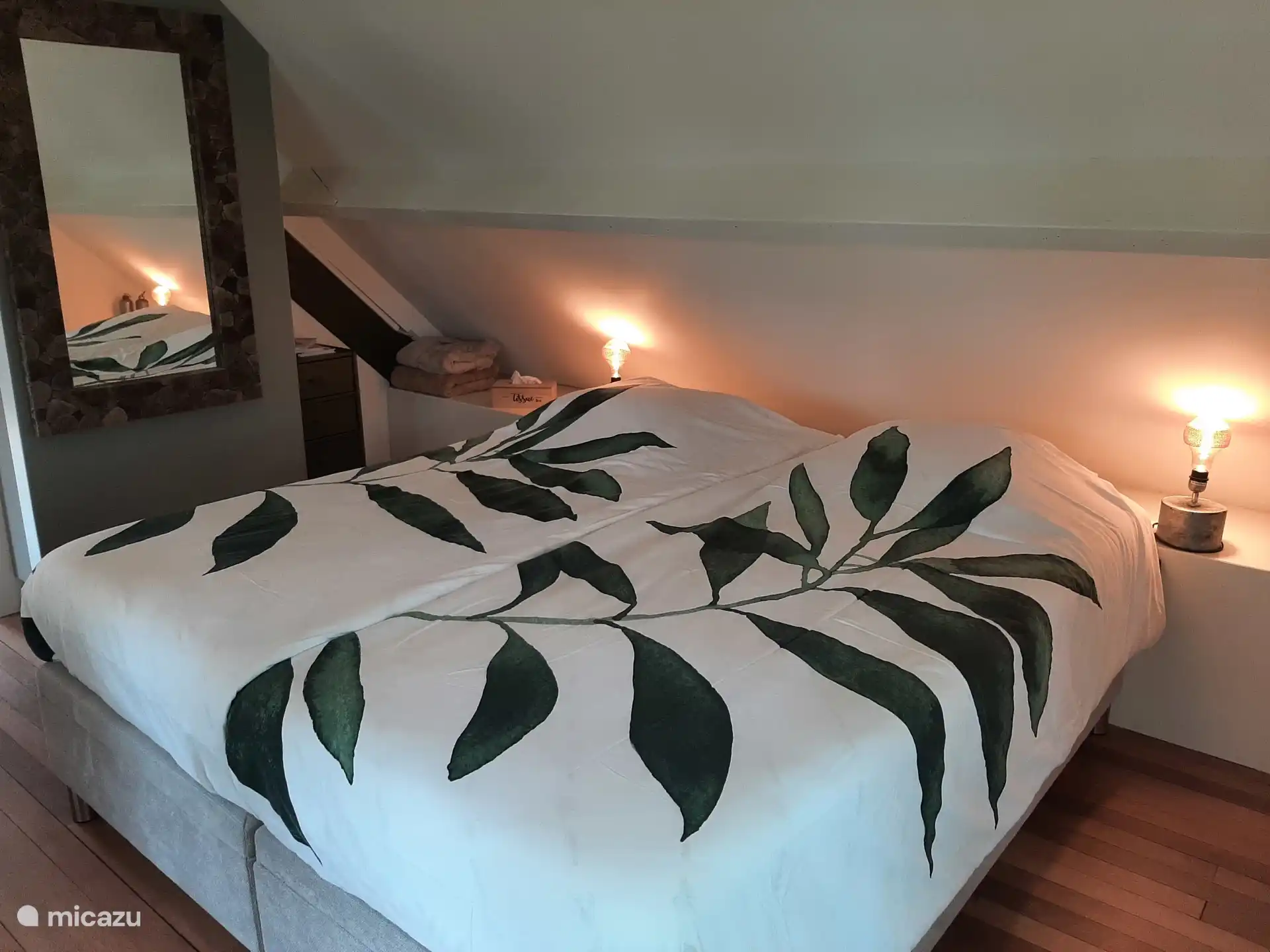 Bett von 180 breit, 2 Matratzen und Wahl zwischen 2x einer Einzelbettdecke oder einer Doppeldecke.