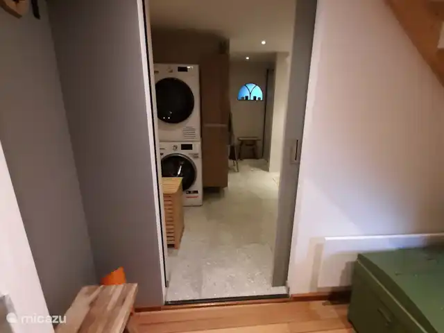 casa vacacional en Países Bajos, Güeldres, Dodewaard – La nuez diminuta Recibidor con acceso al baño y cofre de mantas con juegos.