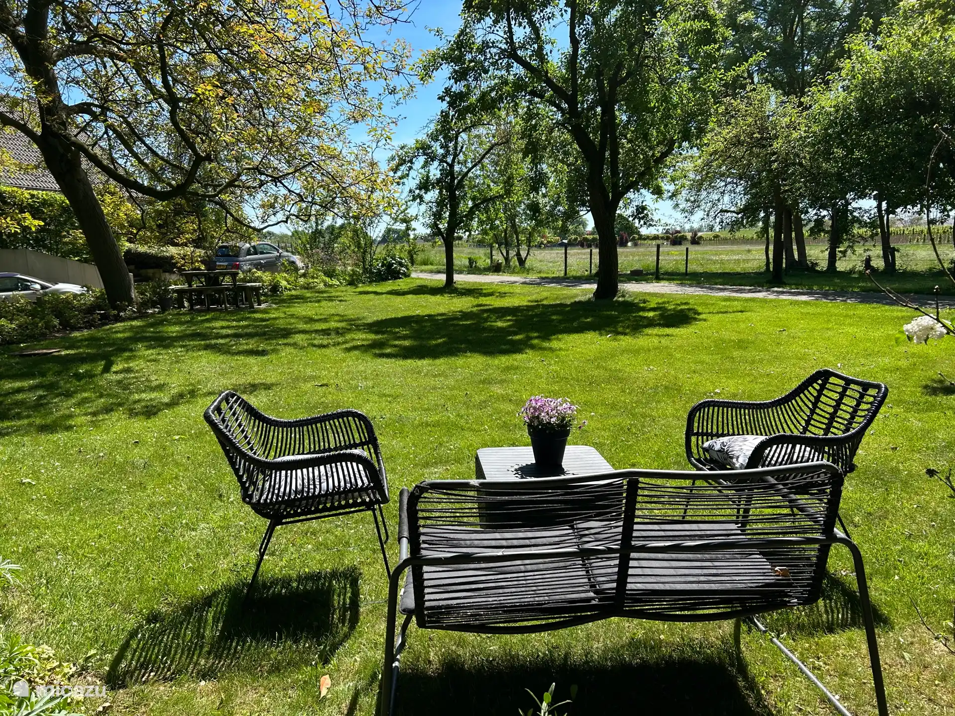 Setze dich auf den Rasen davor.