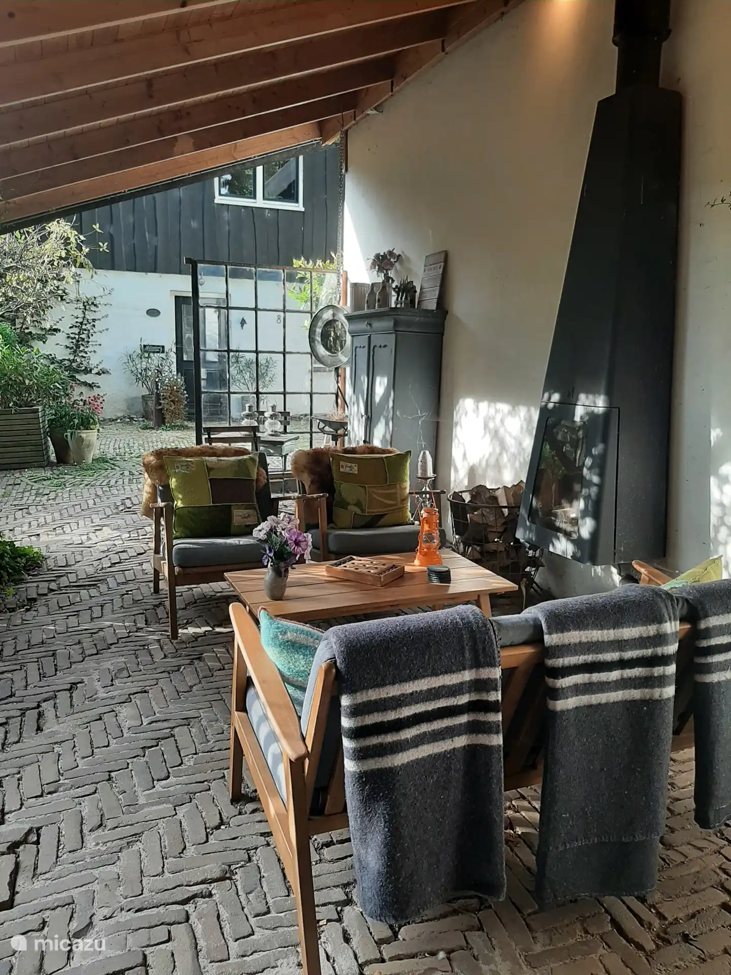 Unter dem Vordach in Richtung Platz.