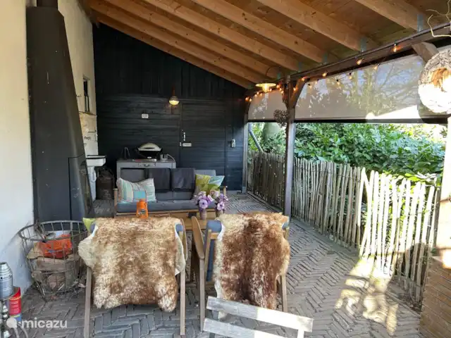 casa vacacional en Países Bajos, Güeldres, Dodewaard – La nuez diminuta El dosel con estufa de leña para sentarse, barbacoa y pantallas.