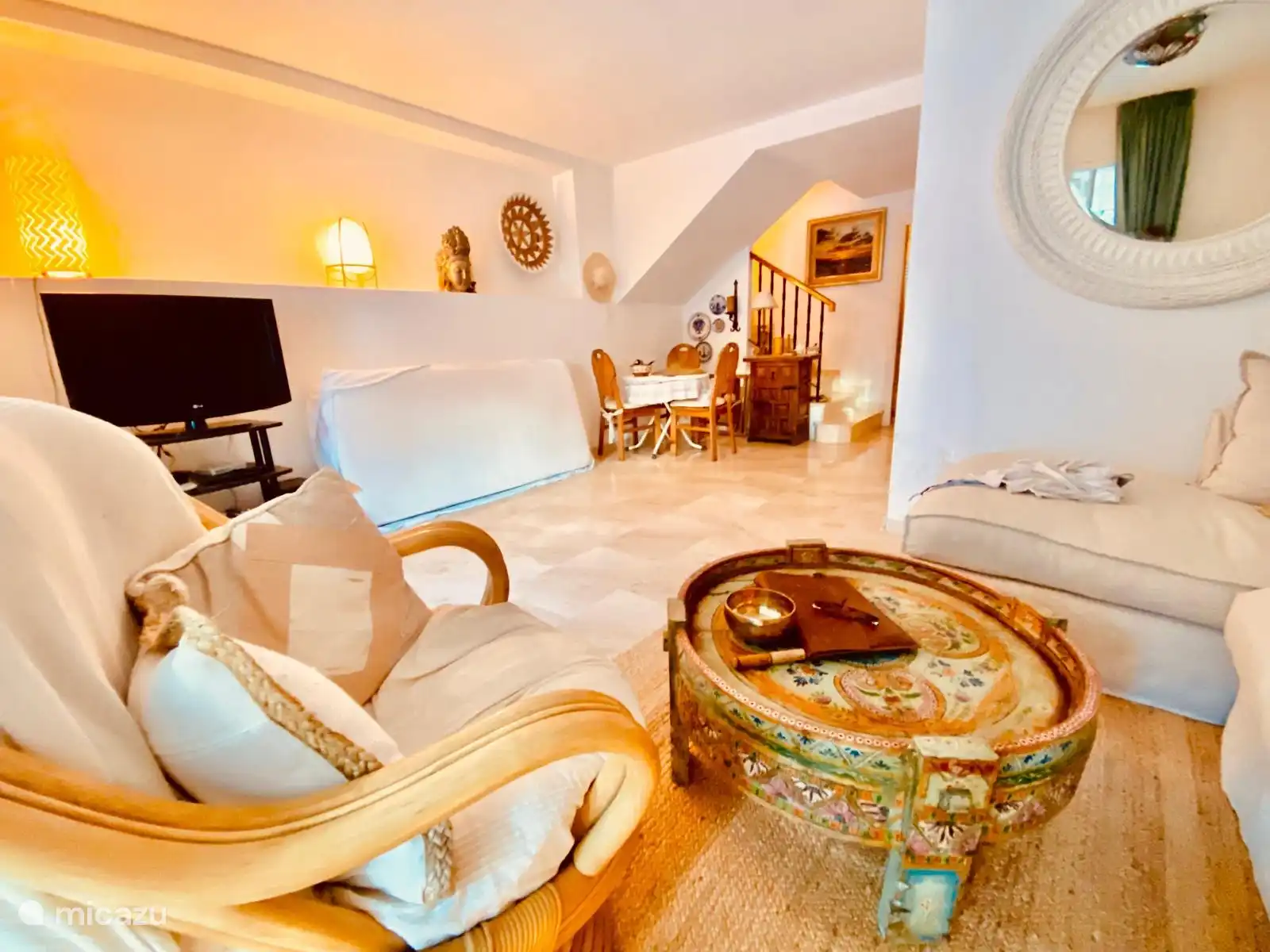 Woonkamer met ligbank, extra matras 90x190 en tv.