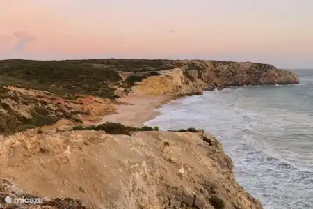 Hermosa naturaleza, playa y acantilados