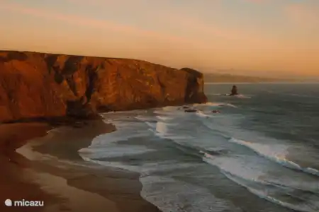 Hermosa naturaleza, playa y acantilados