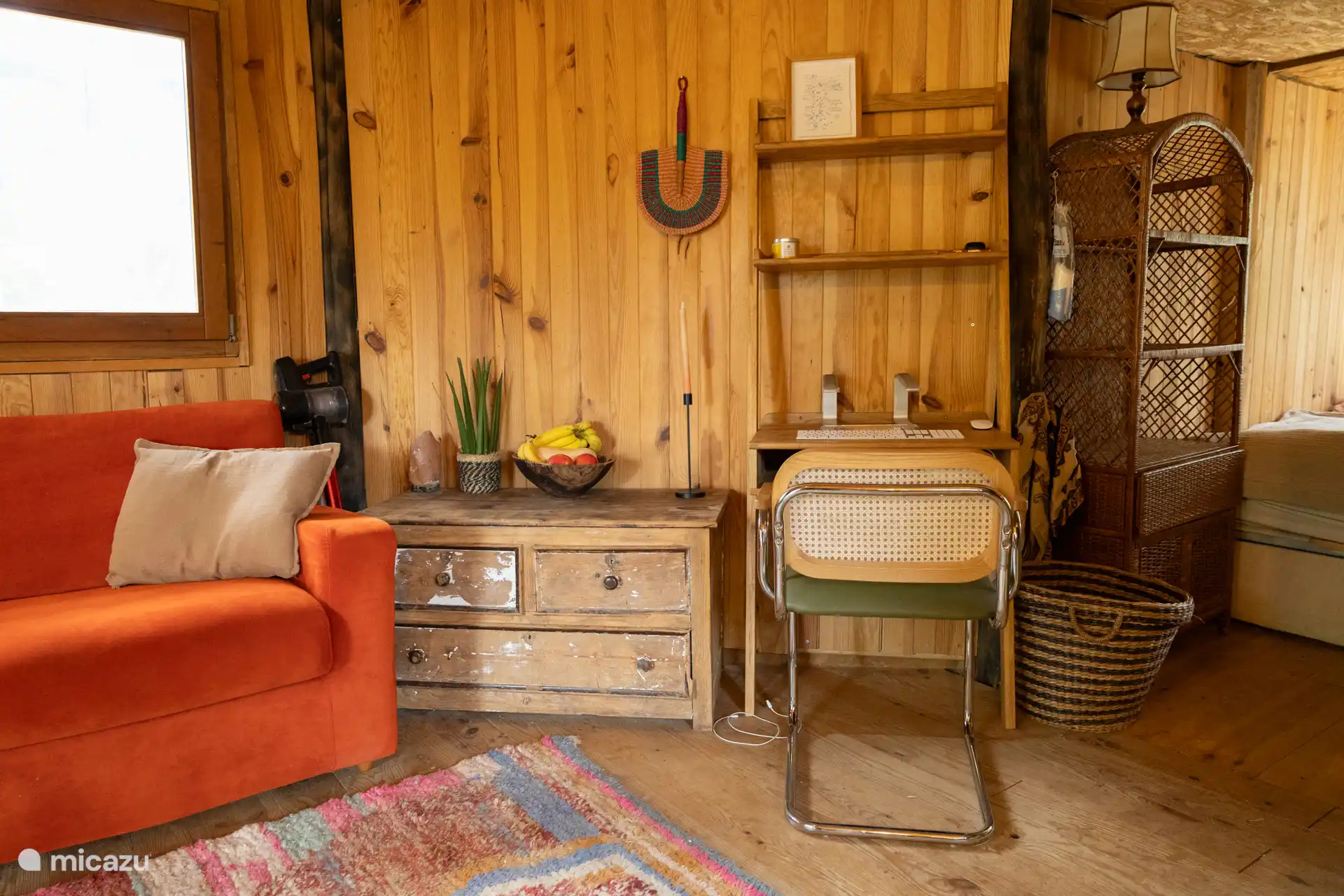 The tiny house on the inside with a nice desk to be able to work inspired. 