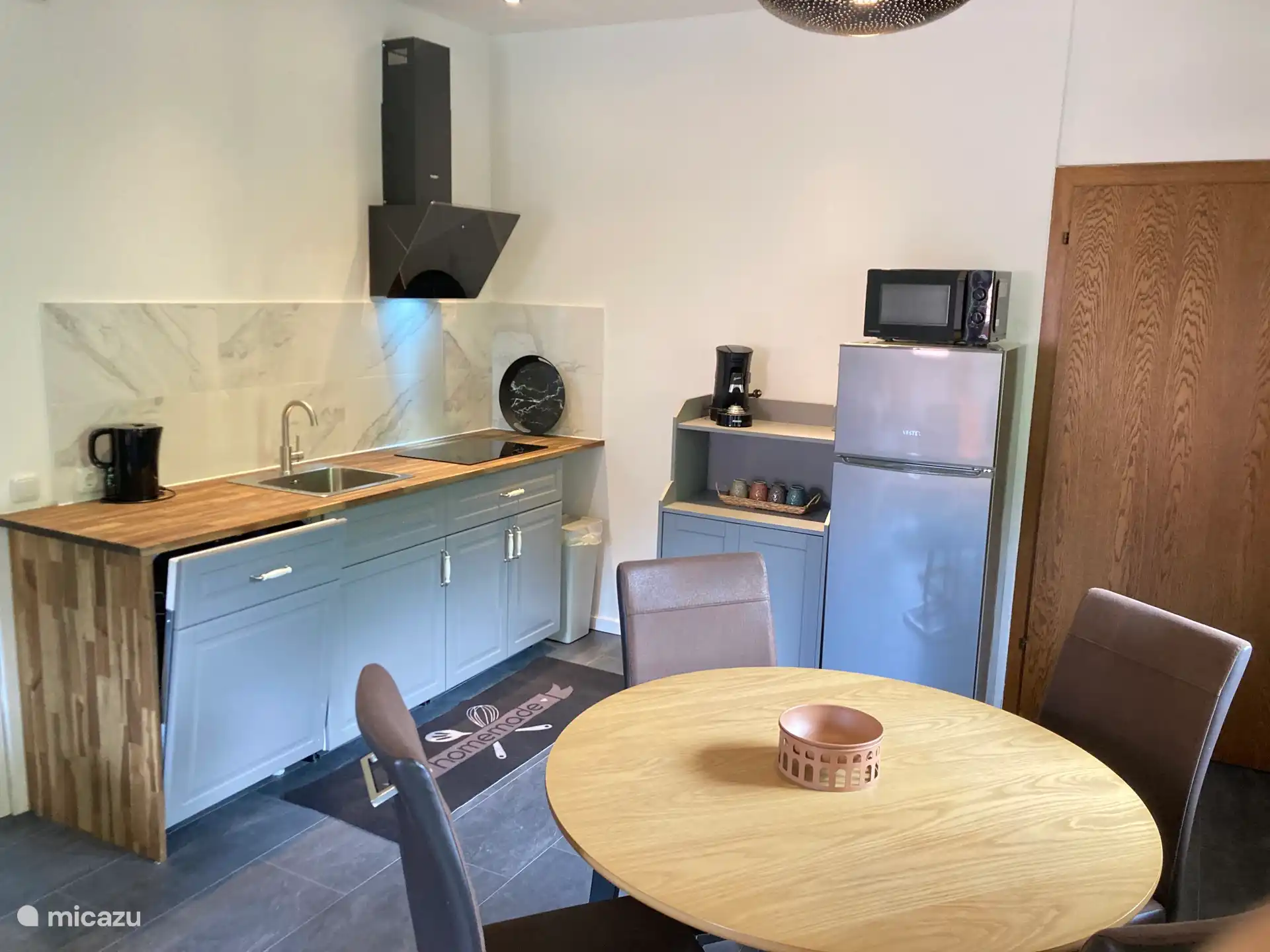 Küche, Geschirrspüler, Mikrowelle, Senseo, Dunstabzugshaube, Wasserkocher, Kühlschrank mit Gefrierfach