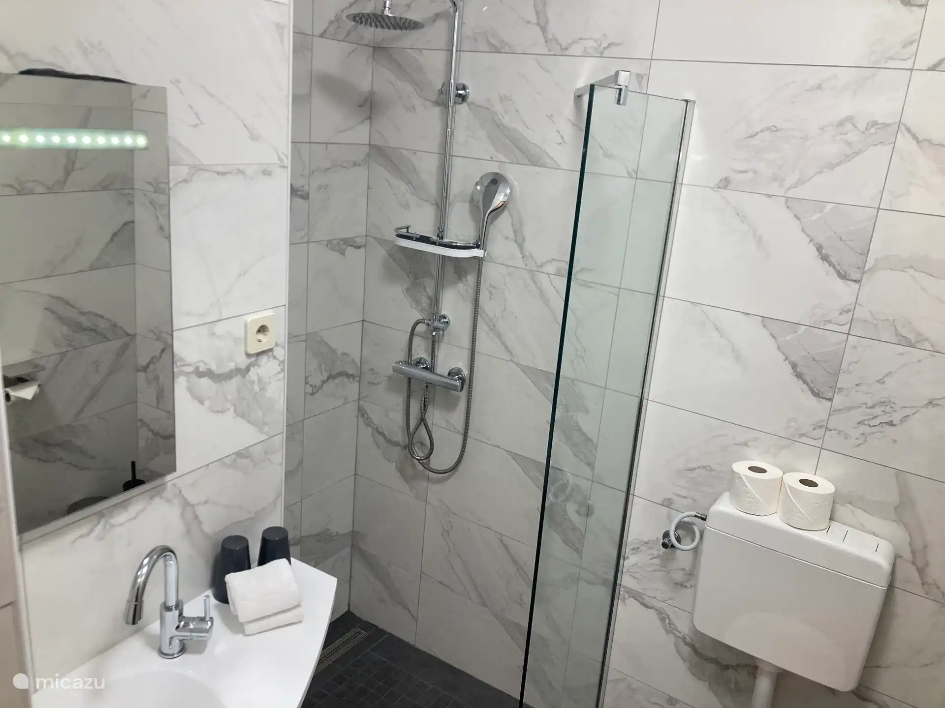 Badezimmer, begehbare Dusche, WC, Waschbecken