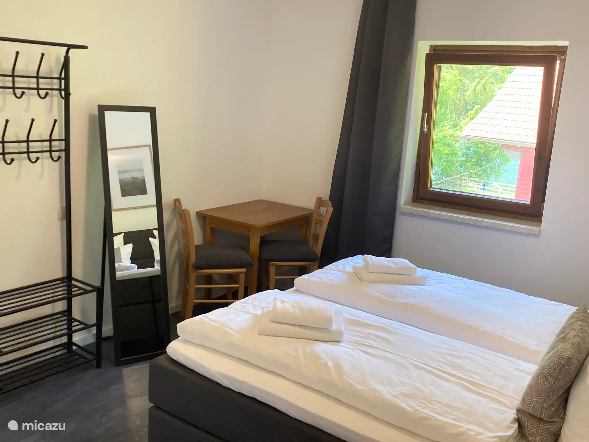 Schlafzimmer, Hotel-Boxspringbett, Seeblick