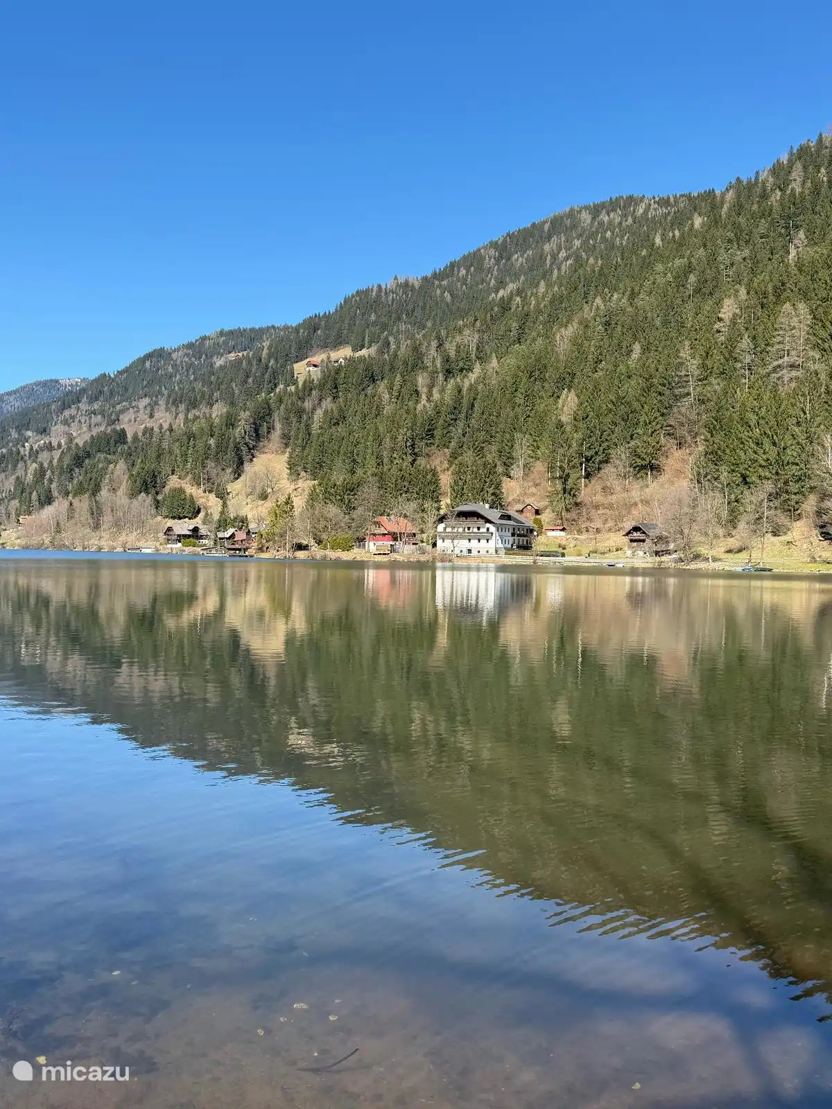 Fotogebäude mit Bergen und See