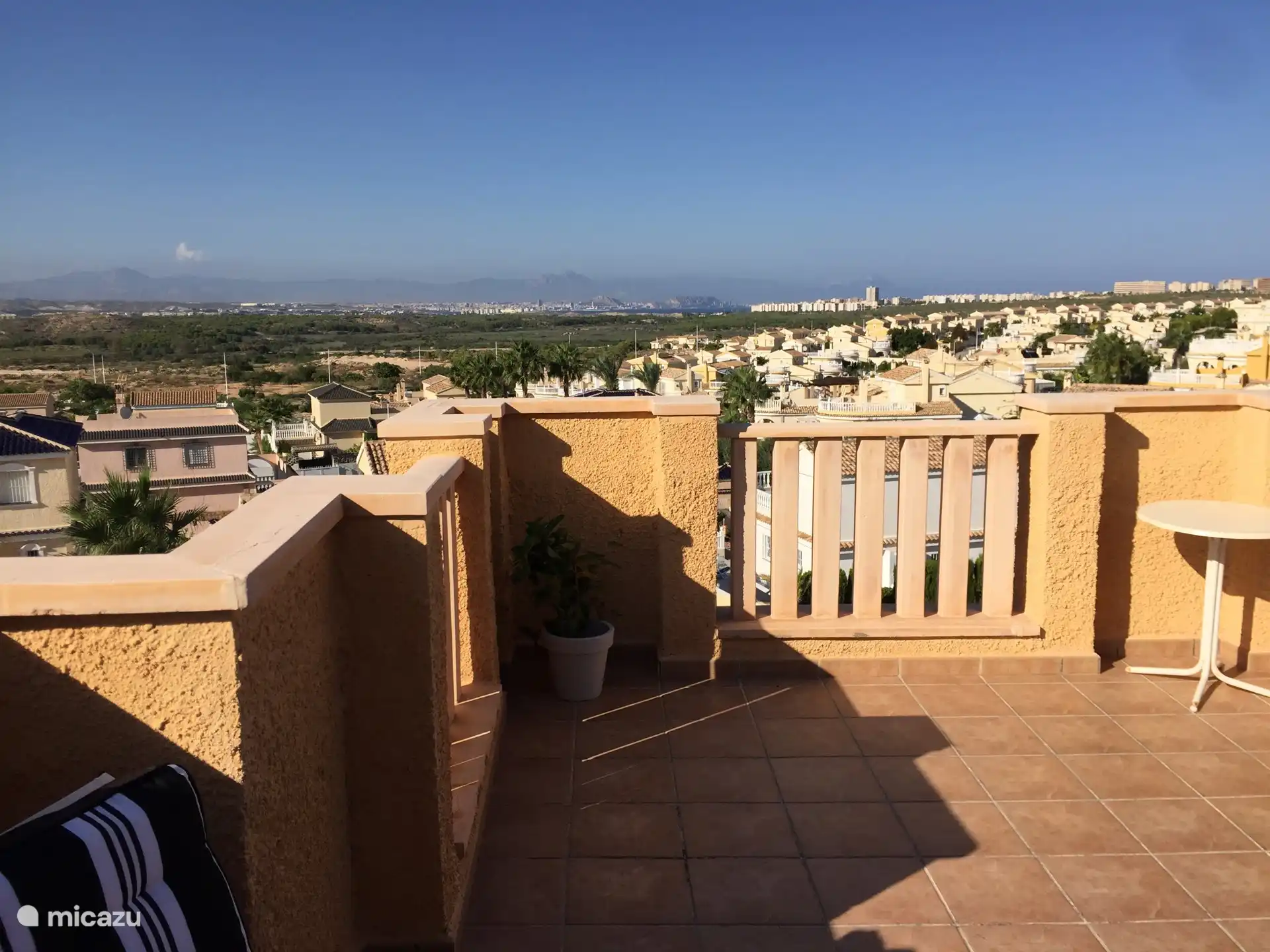 The upstairs terrace with views of the bay of Alicante and its airports 