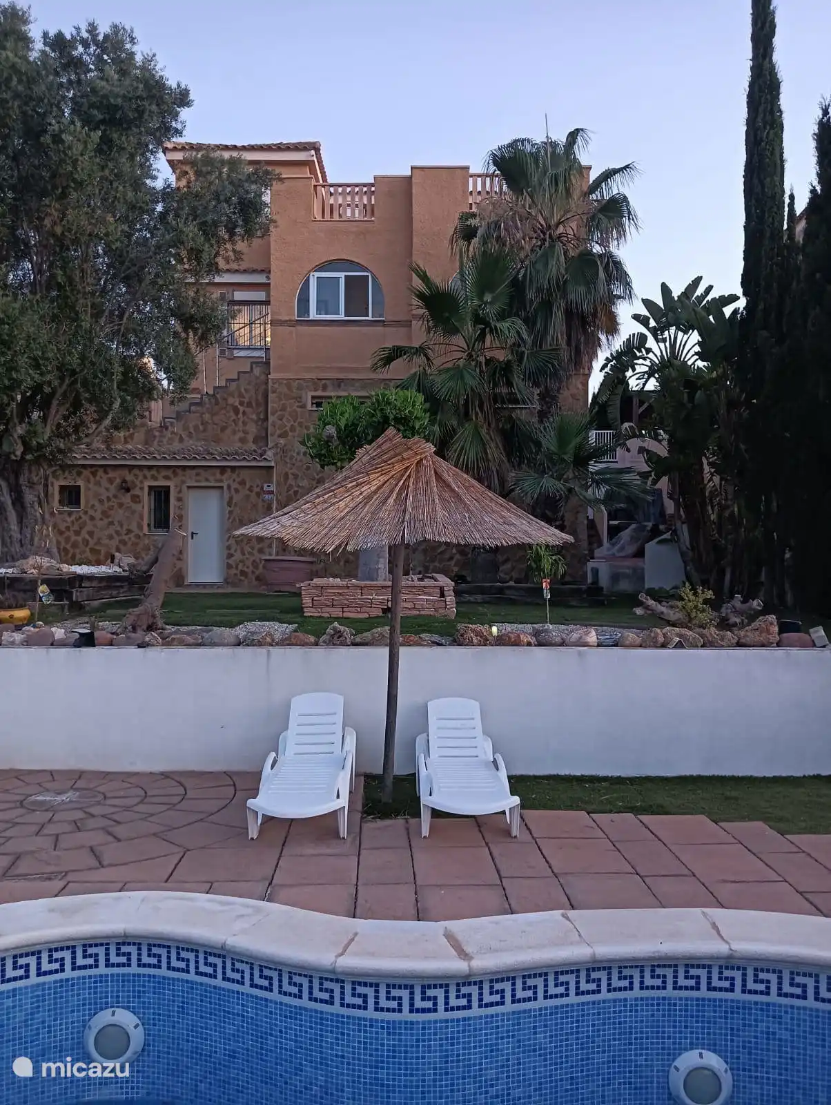 Swimming pool and sunbathing guaranteed