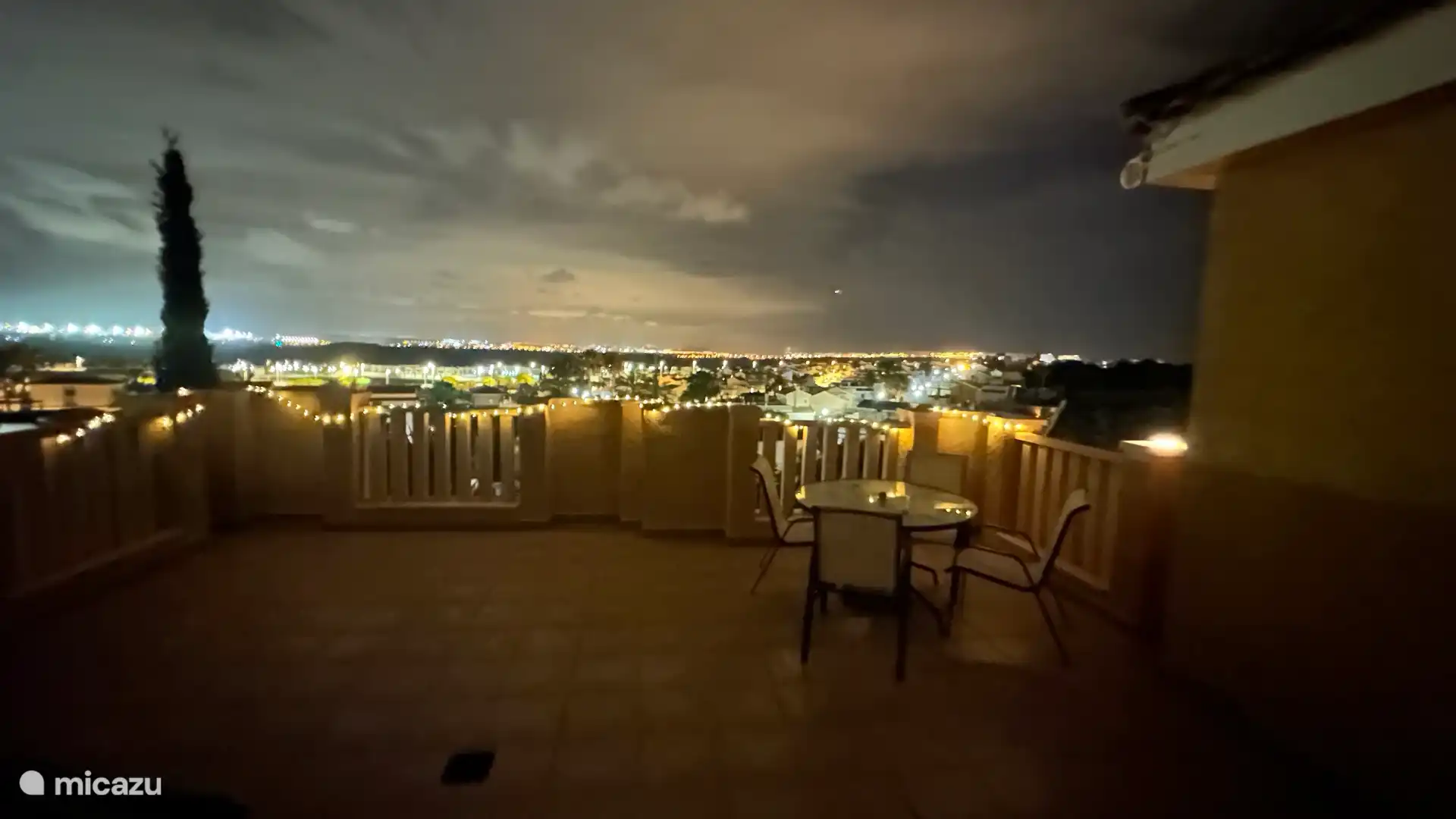 The upstairs terrace with views of the bay of Alicante, the castle of Santa Barbara and its airports.