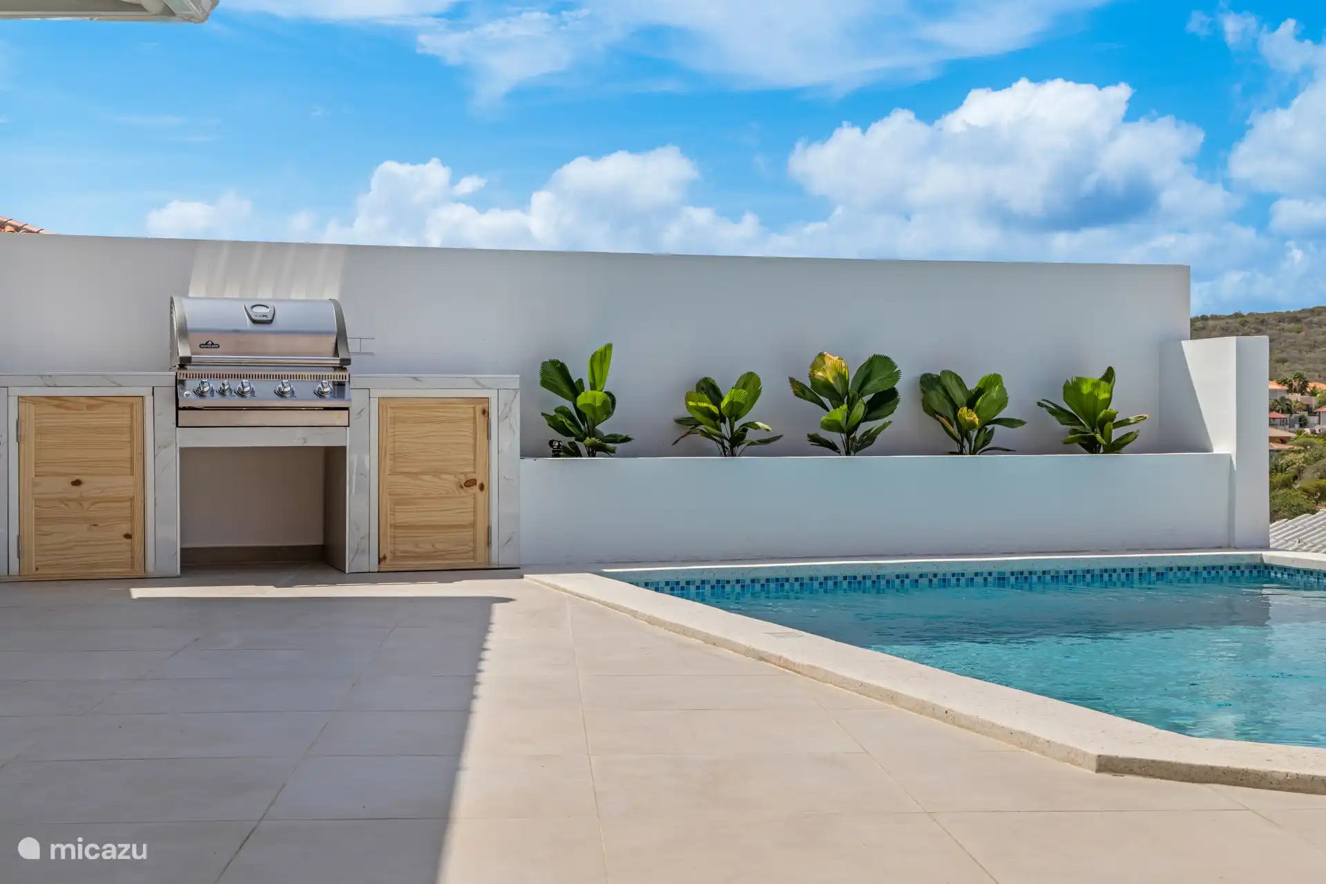 Außenküche und Pooldeck