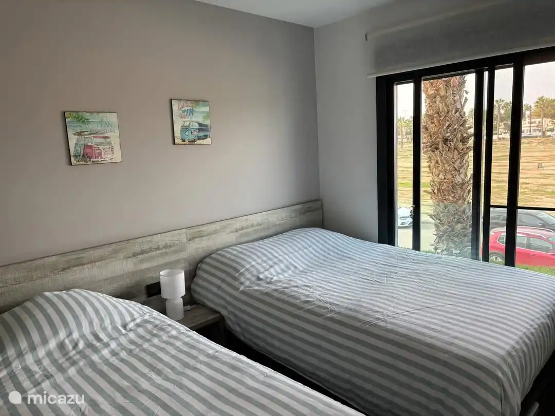 Slaapkamer 2
1 bed van 90cm x 200cm
1 bed van 140cm x 200cm