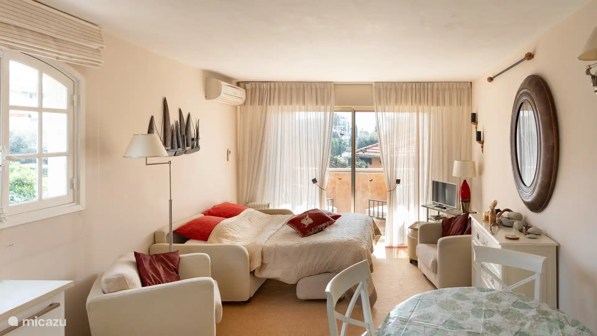 Un sofá plegable para convertirlo en una cama, incluida la ropa de cama