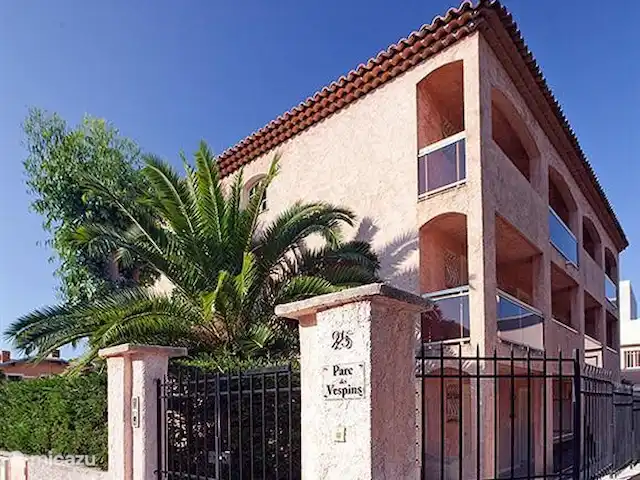 Location de Vacances France, Côte d'Azur, Cagnes-sur-Mer, appartement -  Parc des Vespins Charme Réservé aux adultes Vue de face