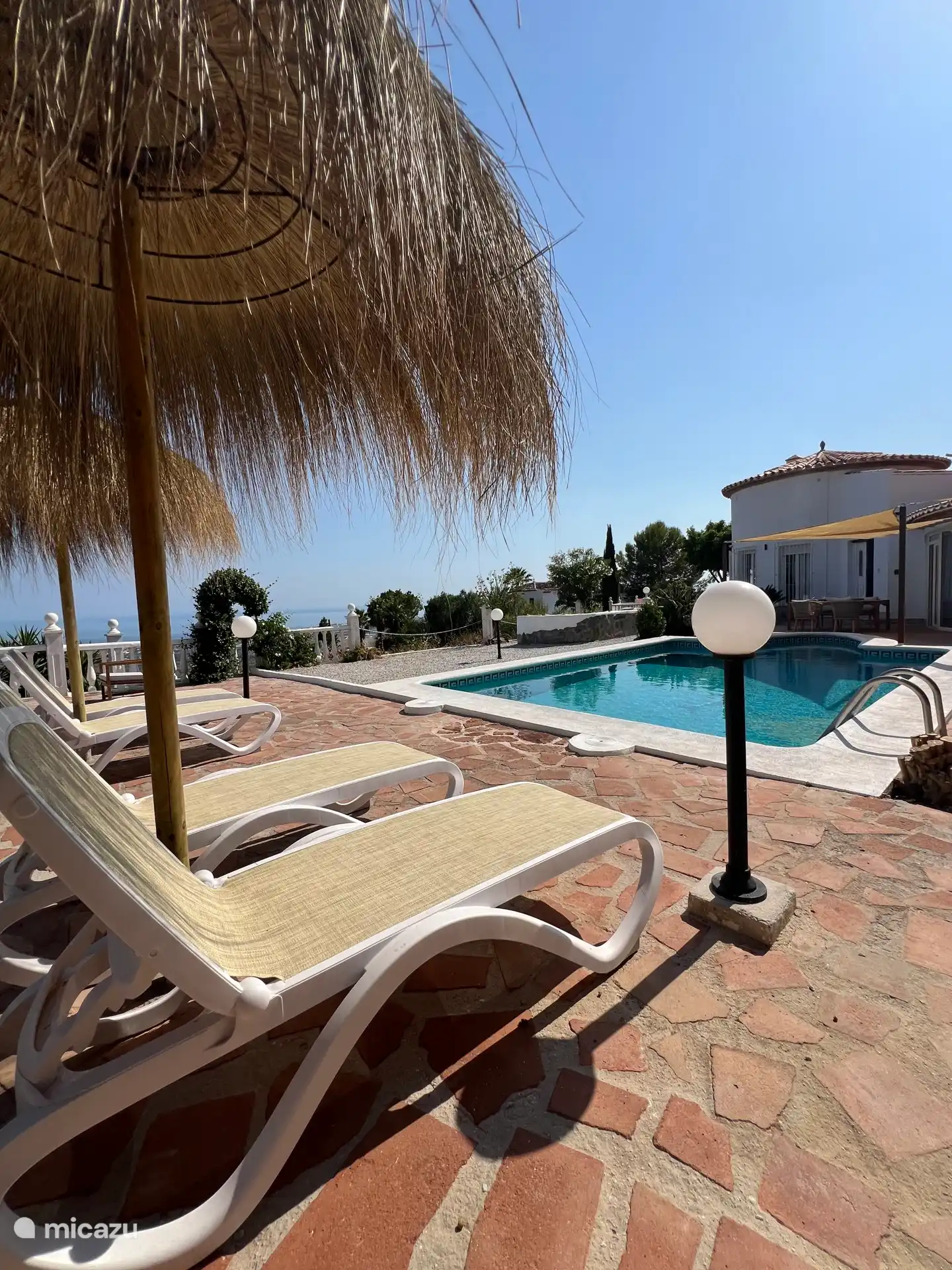 Sonnenliegen am Pool 