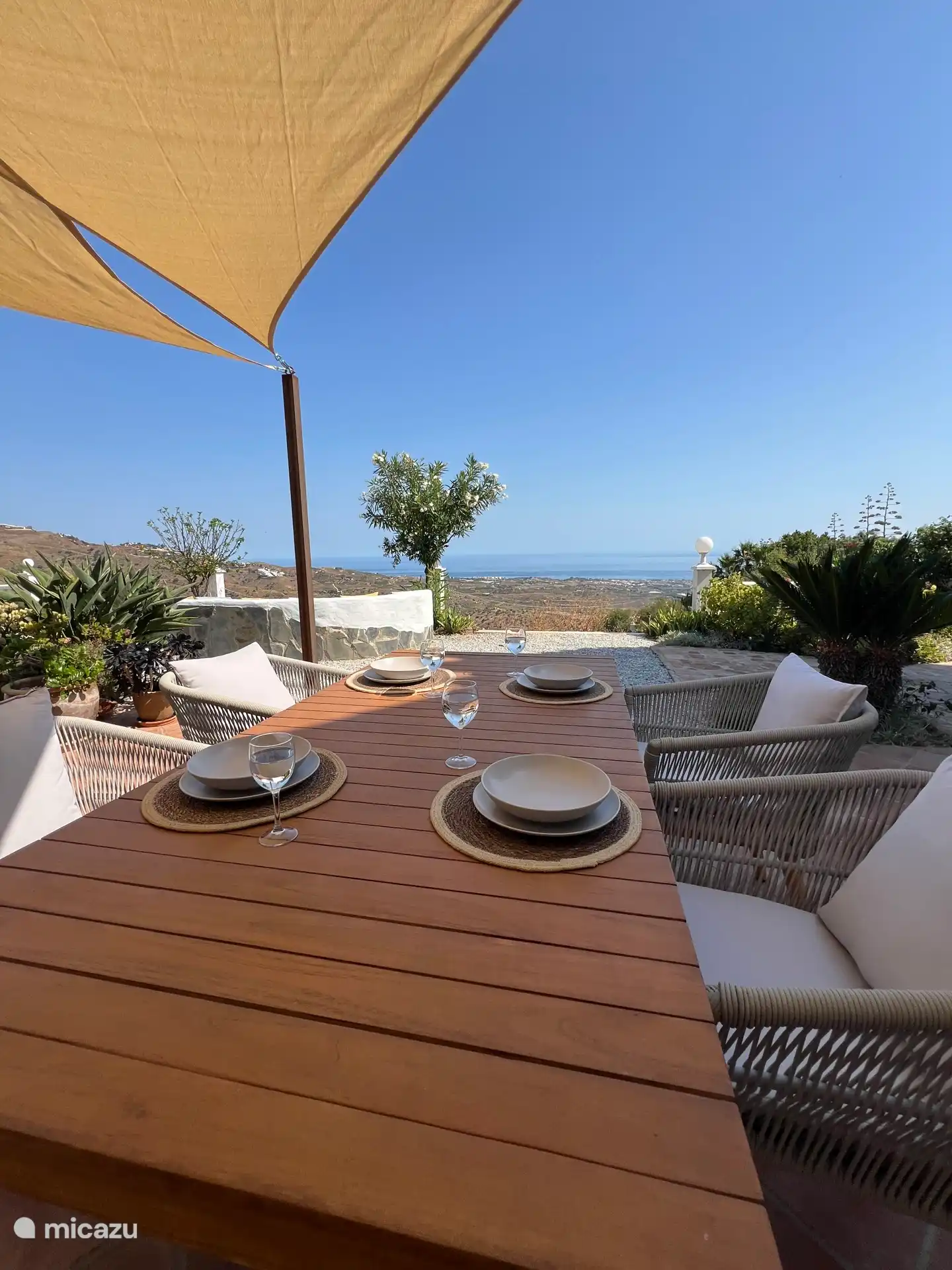 Esstisch für den Außenbereich 