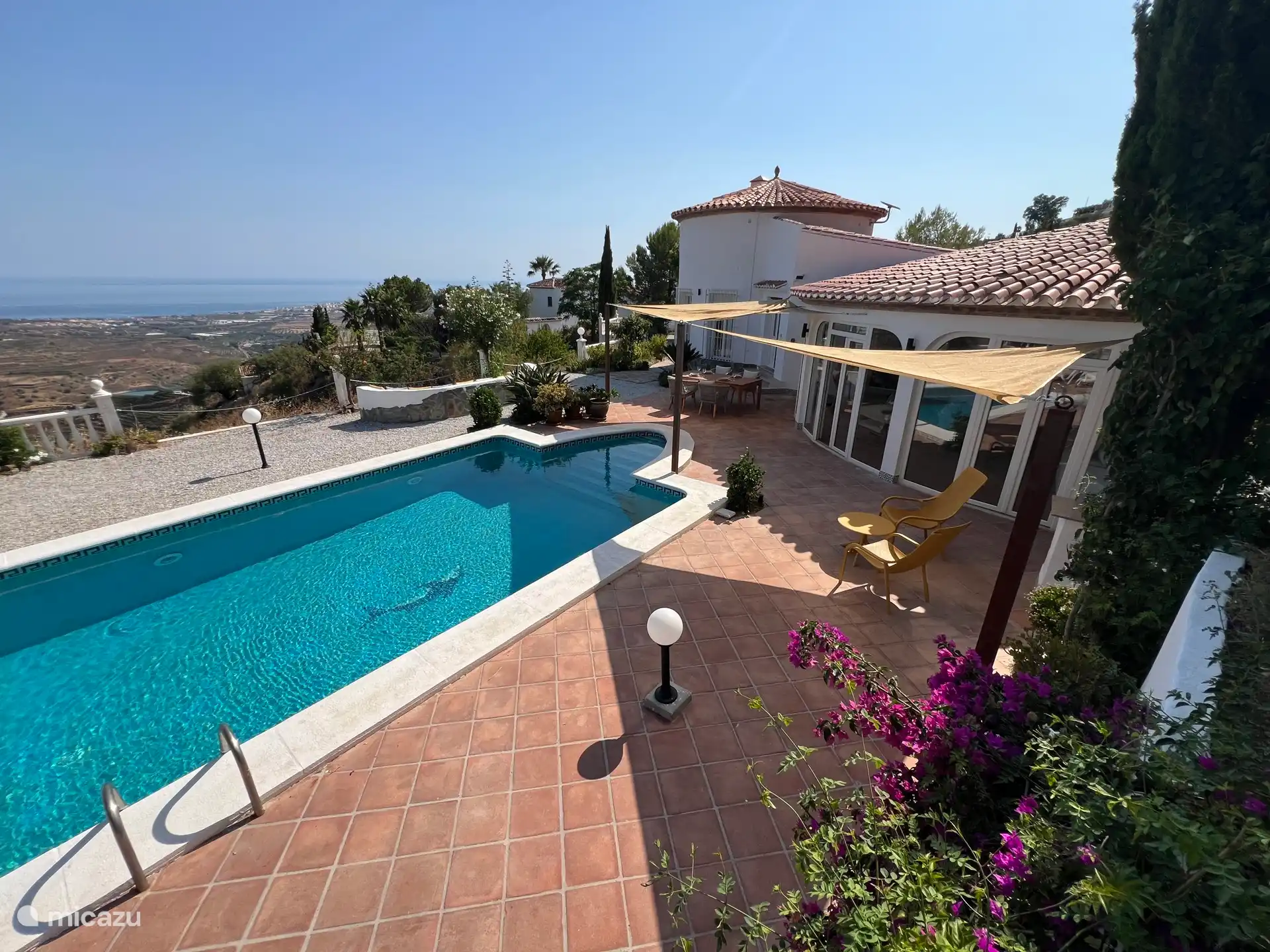 Garten-, Pool- und Meerblick