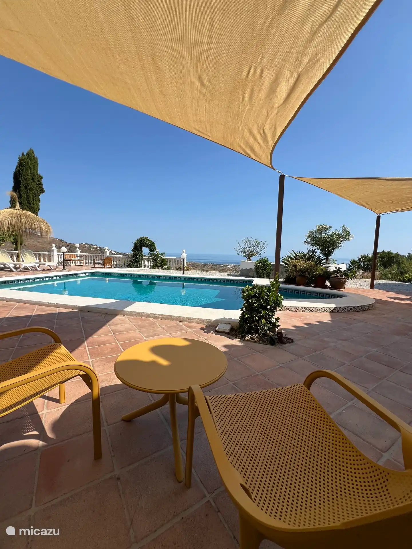 Zusätzlicher Sitzbereich außerhalb von Stühlen und Tisch